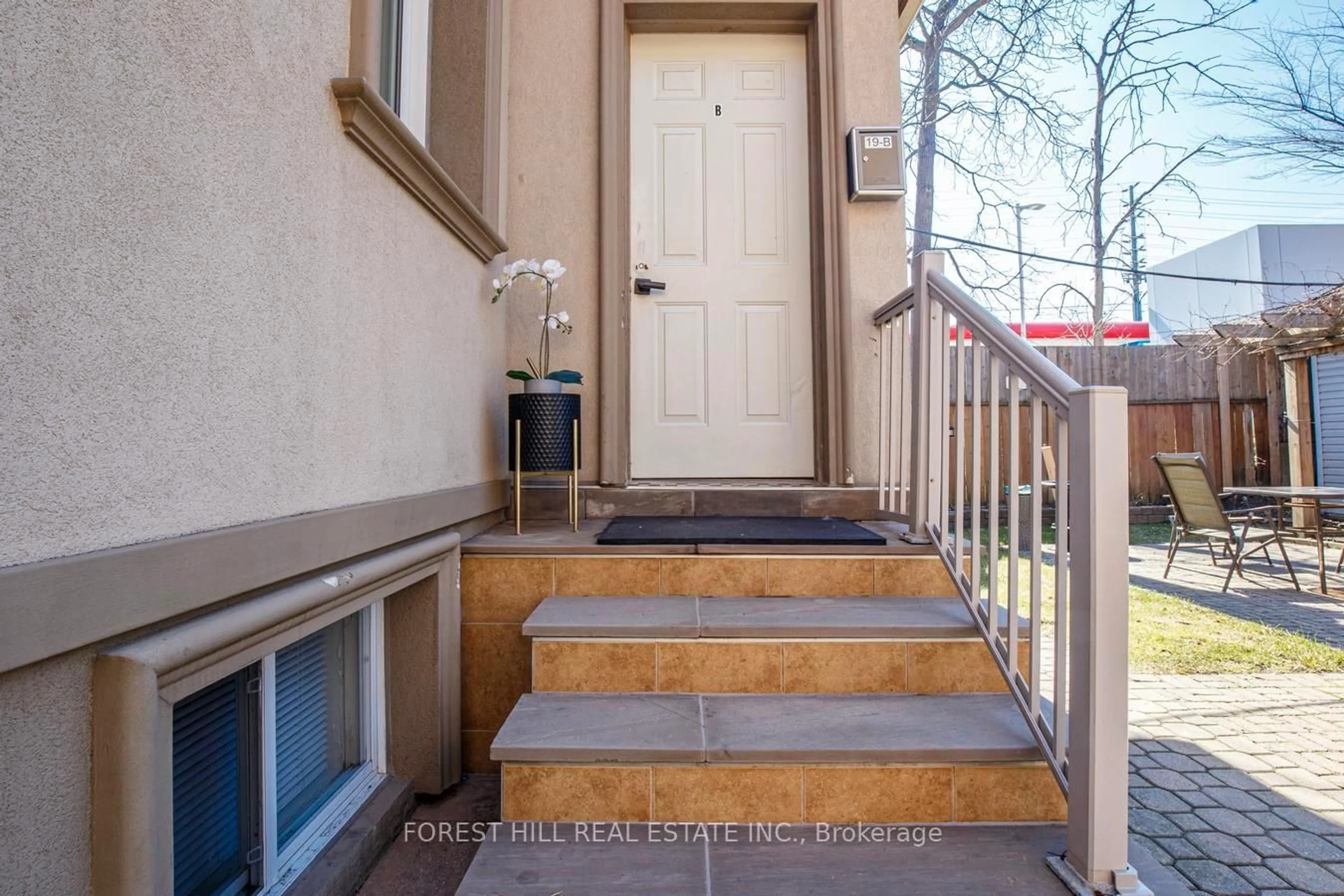 Unknown for 19 Troy St, Mississauga Ontario L5G 1S6