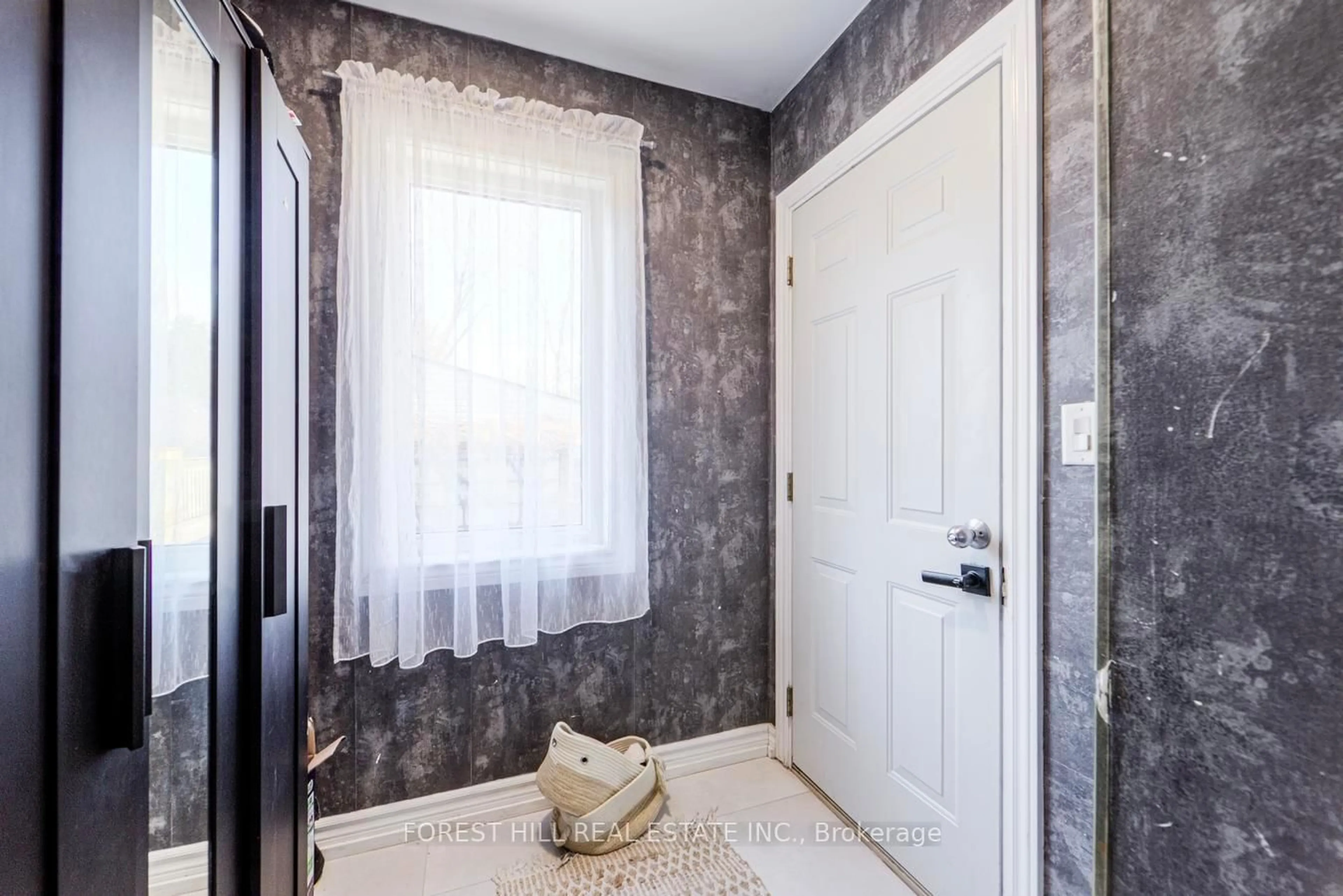 Indoor entryway for 19 Troy St, Mississauga Ontario L5G 1S6