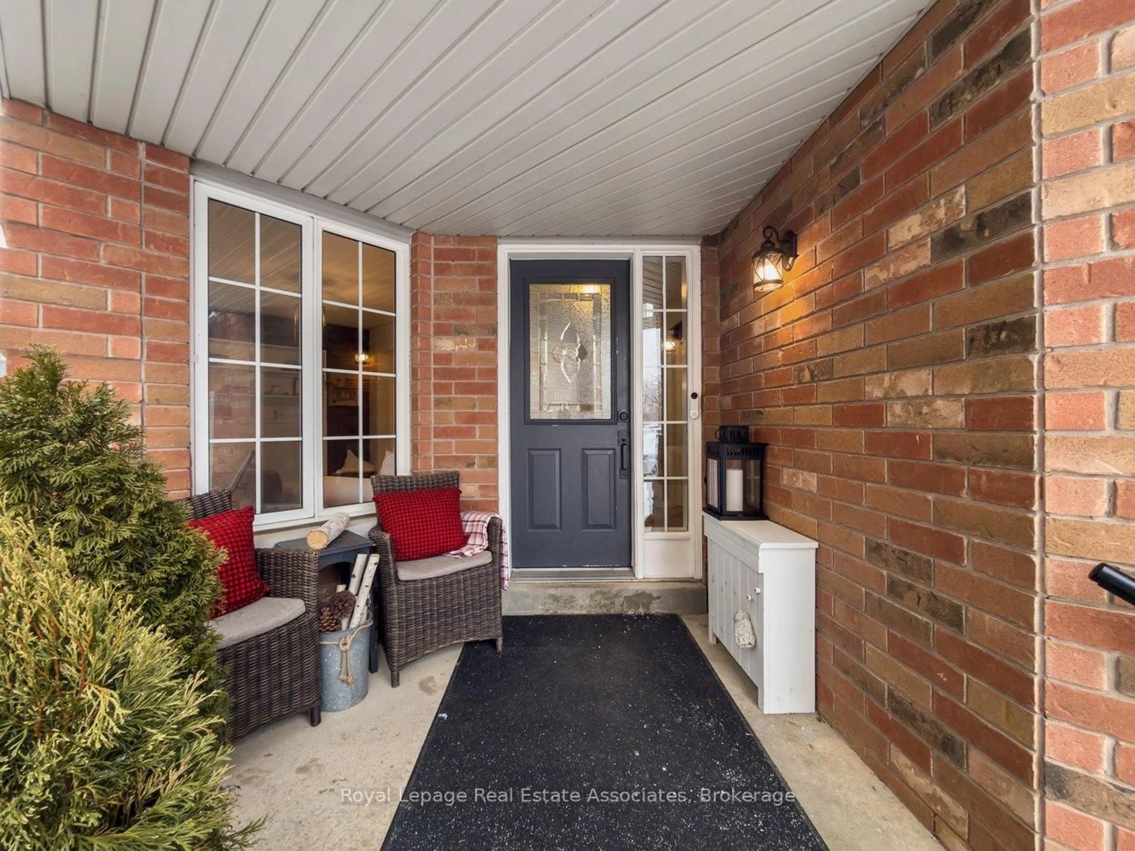 Indoor entryway for 42 Harriet St, Halton Hills Ontario L7G 5W7
