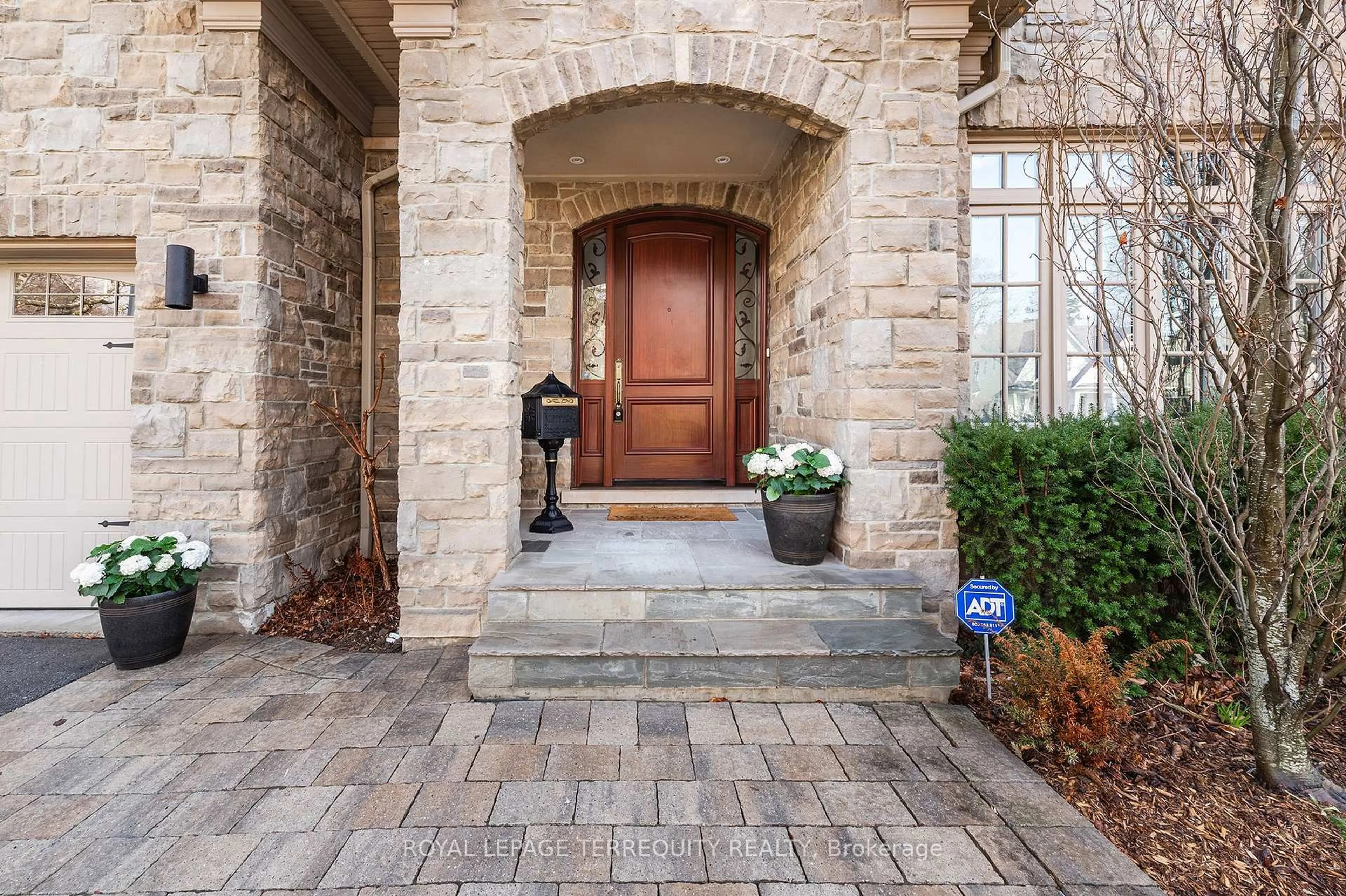 Indoor entryway for 11 Chestnut Hills Pkwy, Toronto Ontario M9A 3P7