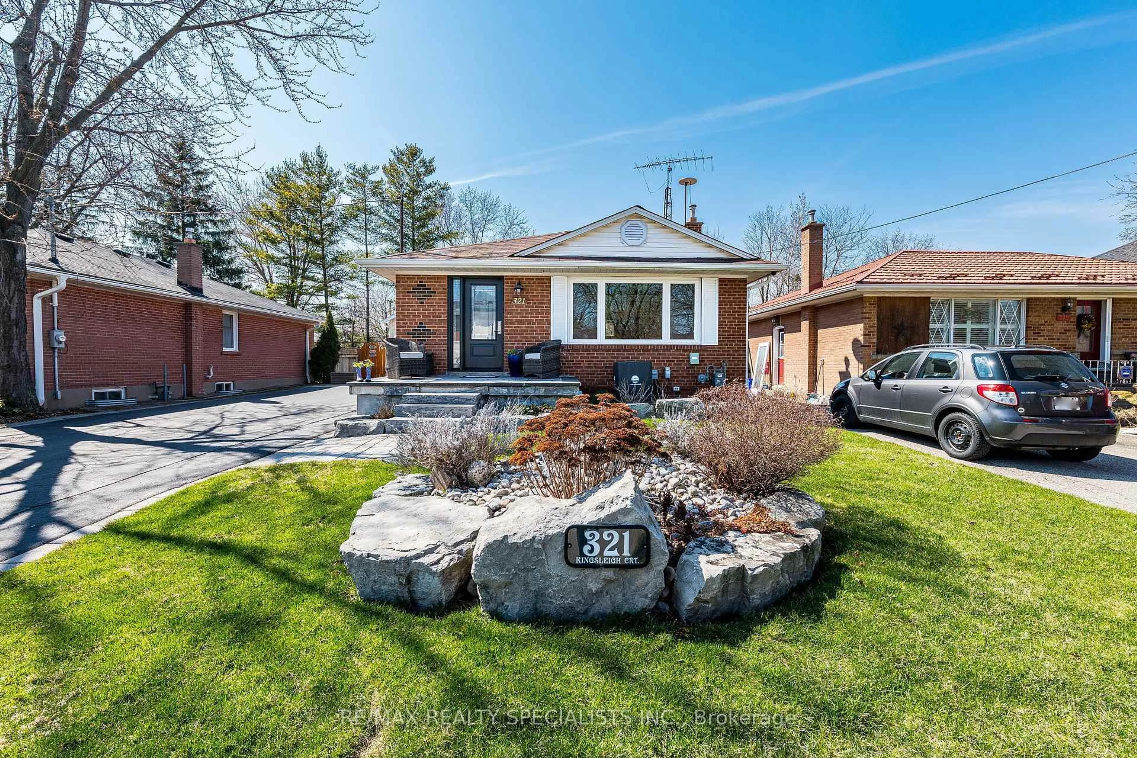 Home with brick exterior material, street for 321 Kingsleigh Crt, Milton Ontario L9T 1X6