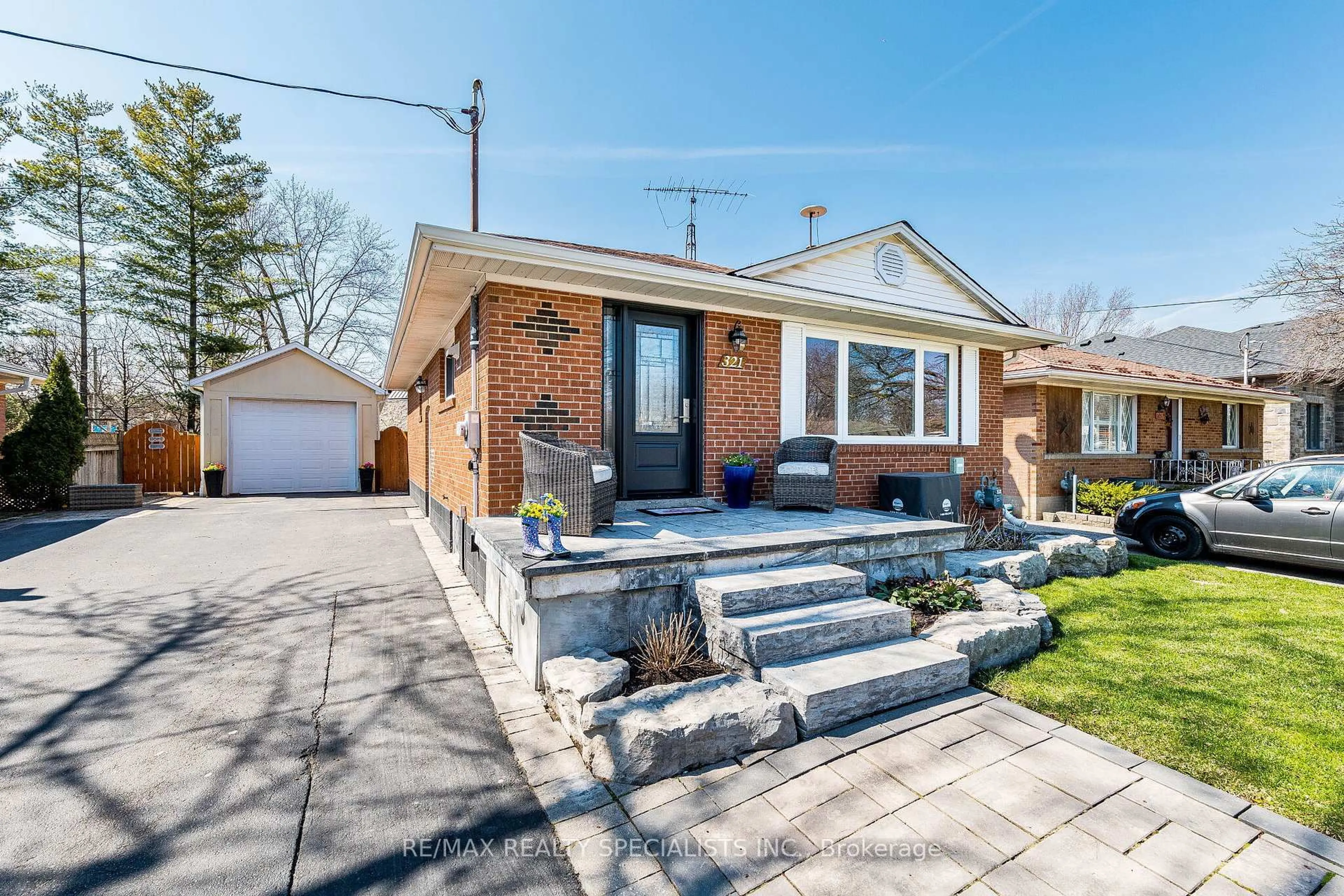 Home with brick exterior material, street for 321 Kingsleigh Crt, Milton Ontario L9T 1X6