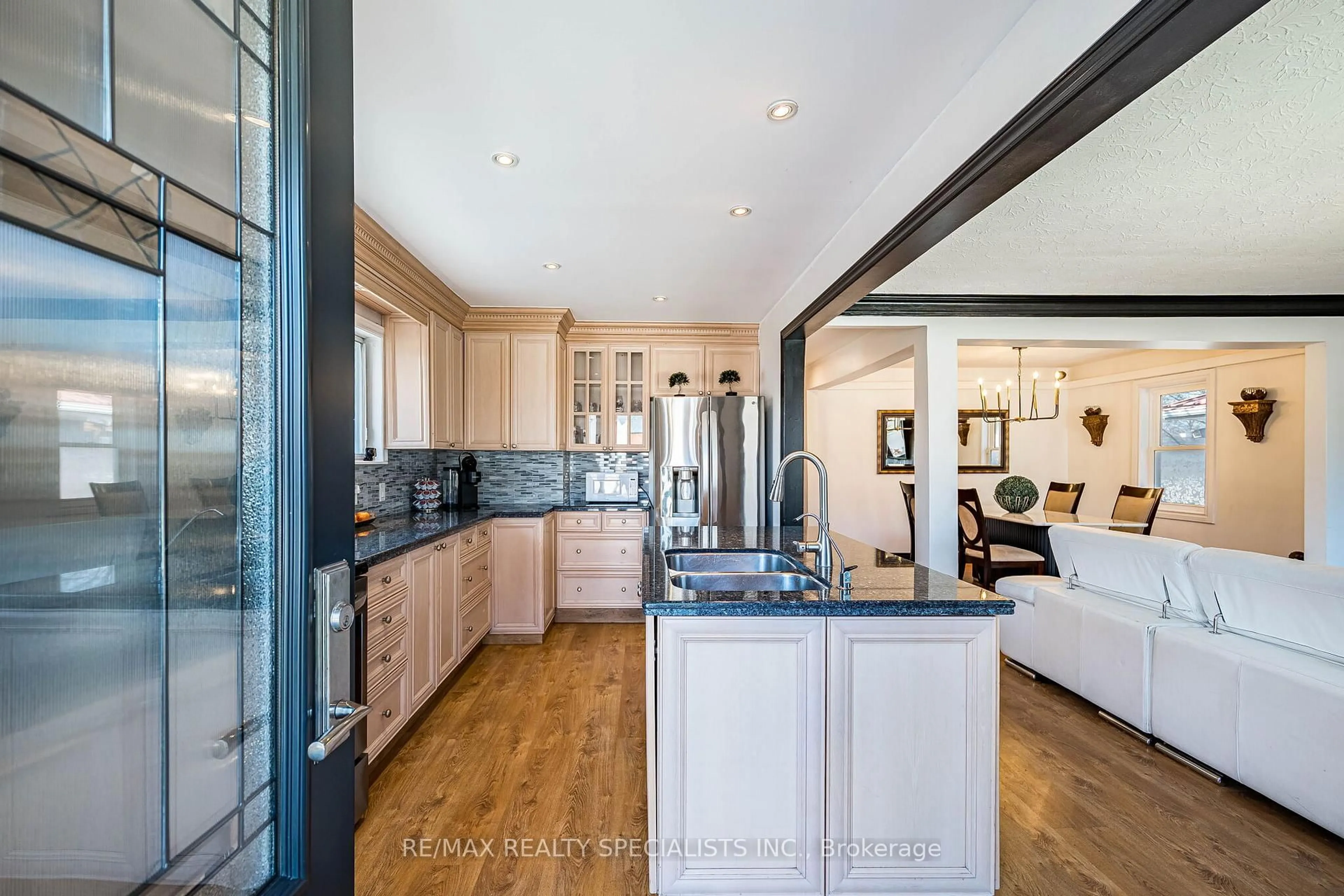 Contemporary kitchen, unknown for 321 Kingsleigh Crt, Milton Ontario L9T 1X6