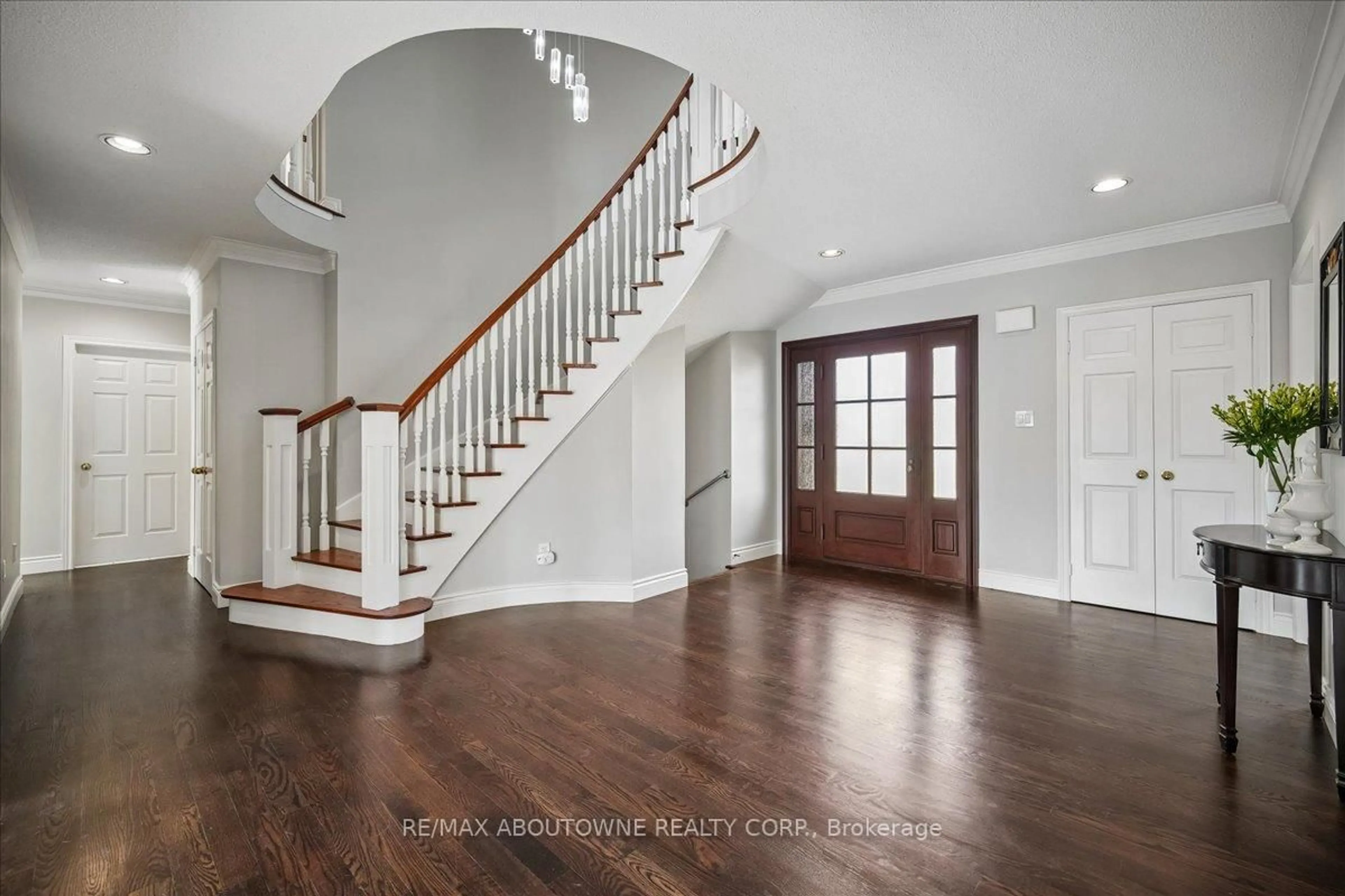 Indoor entryway for 1494 The Links Dr, Oakville Ontario L6M 2P2