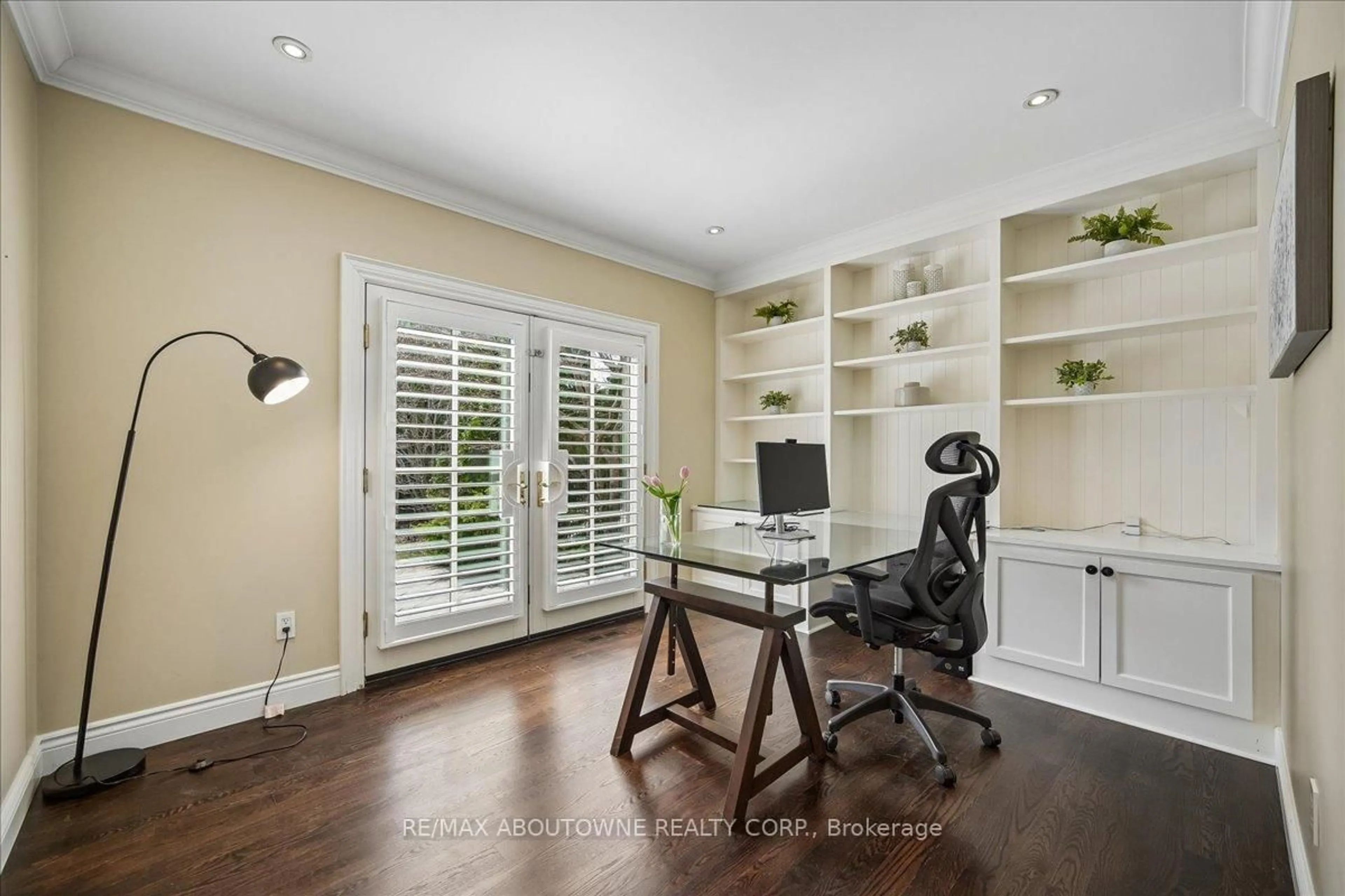 A pic of a room for 1494 The Links Dr, Oakville Ontario L6M 2P2