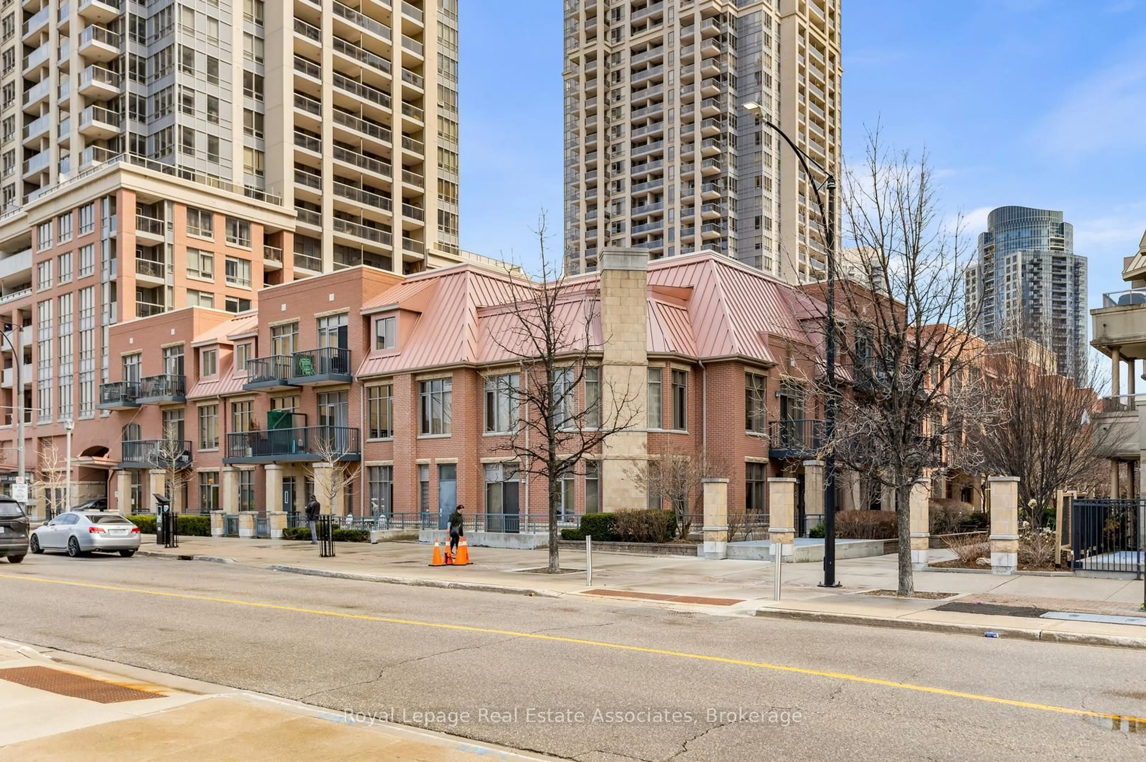 Patio, street for 330 Princess Royal Dr #319, Mississauga Ontario L5B 4P7