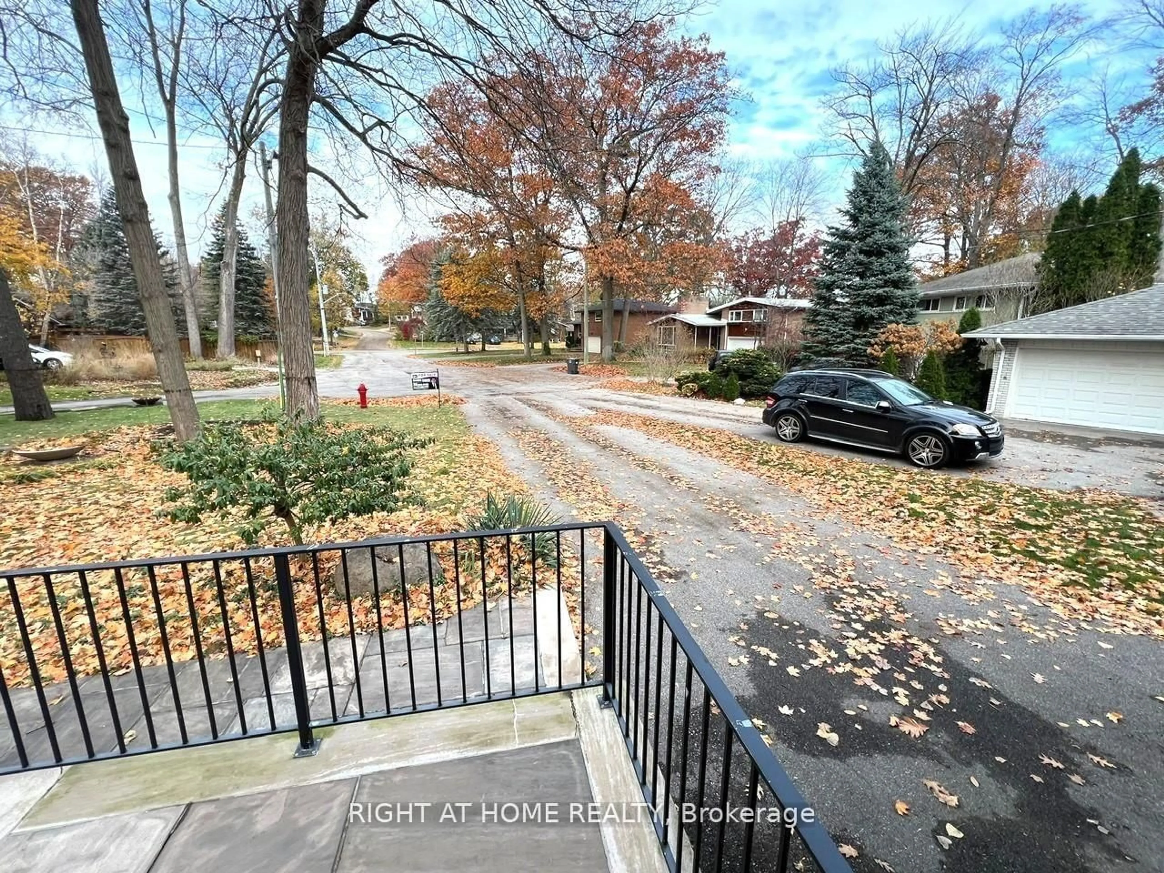 A pic from outside/outdoor area/front of a property/back of a property/a pic from drone, street for 1445 Ryan Pl, Mississauga Ontario L5C 1J7