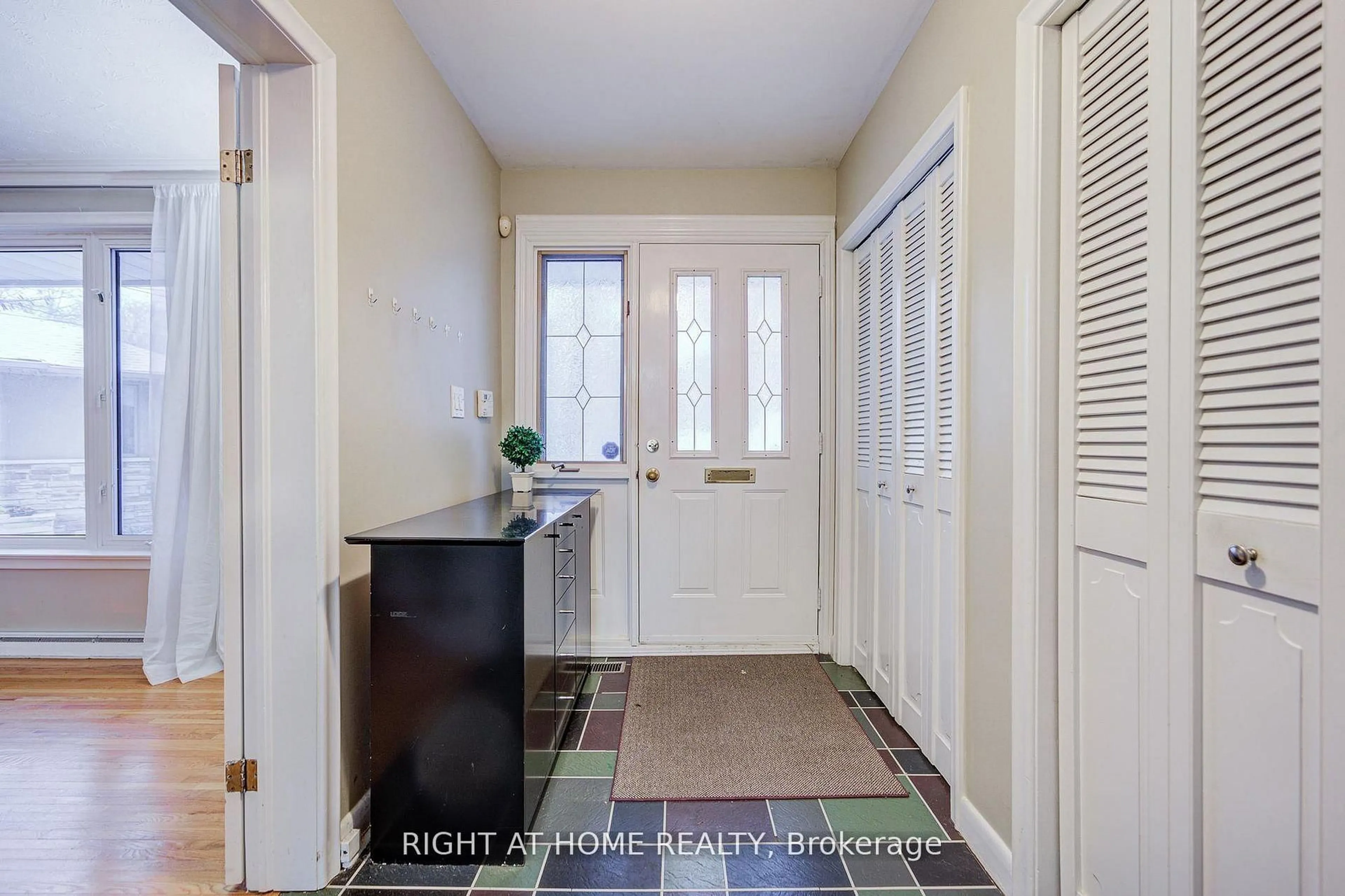 Indoor entryway for 1445 Ryan Pl, Mississauga Ontario L5C 1J7