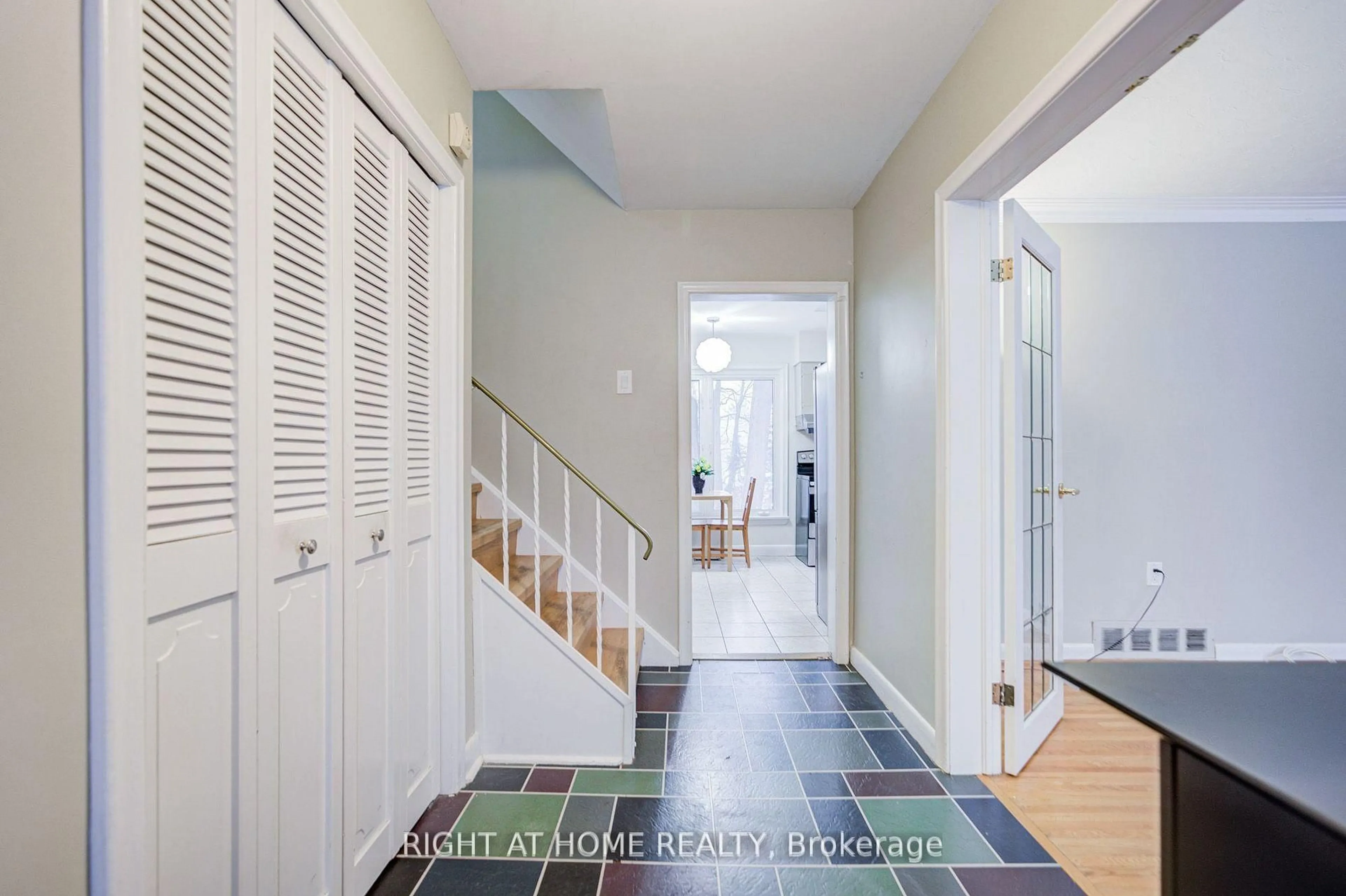 Indoor entryway for 1445 Ryan Pl, Mississauga Ontario L5C 1J7