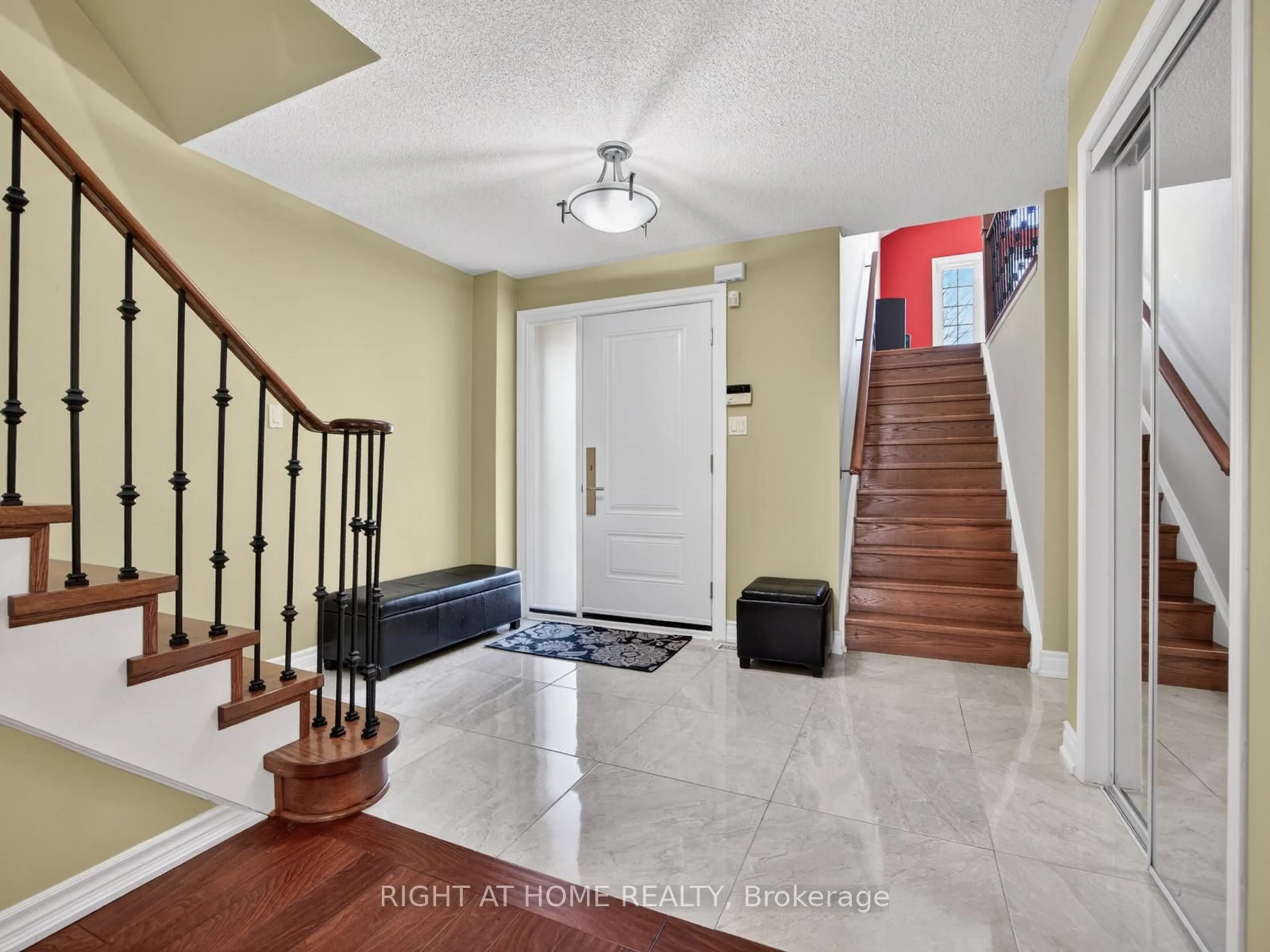 Indoor entryway for 7068 Rosehurst Dr, Mississauga Ontario L5N 6Y8