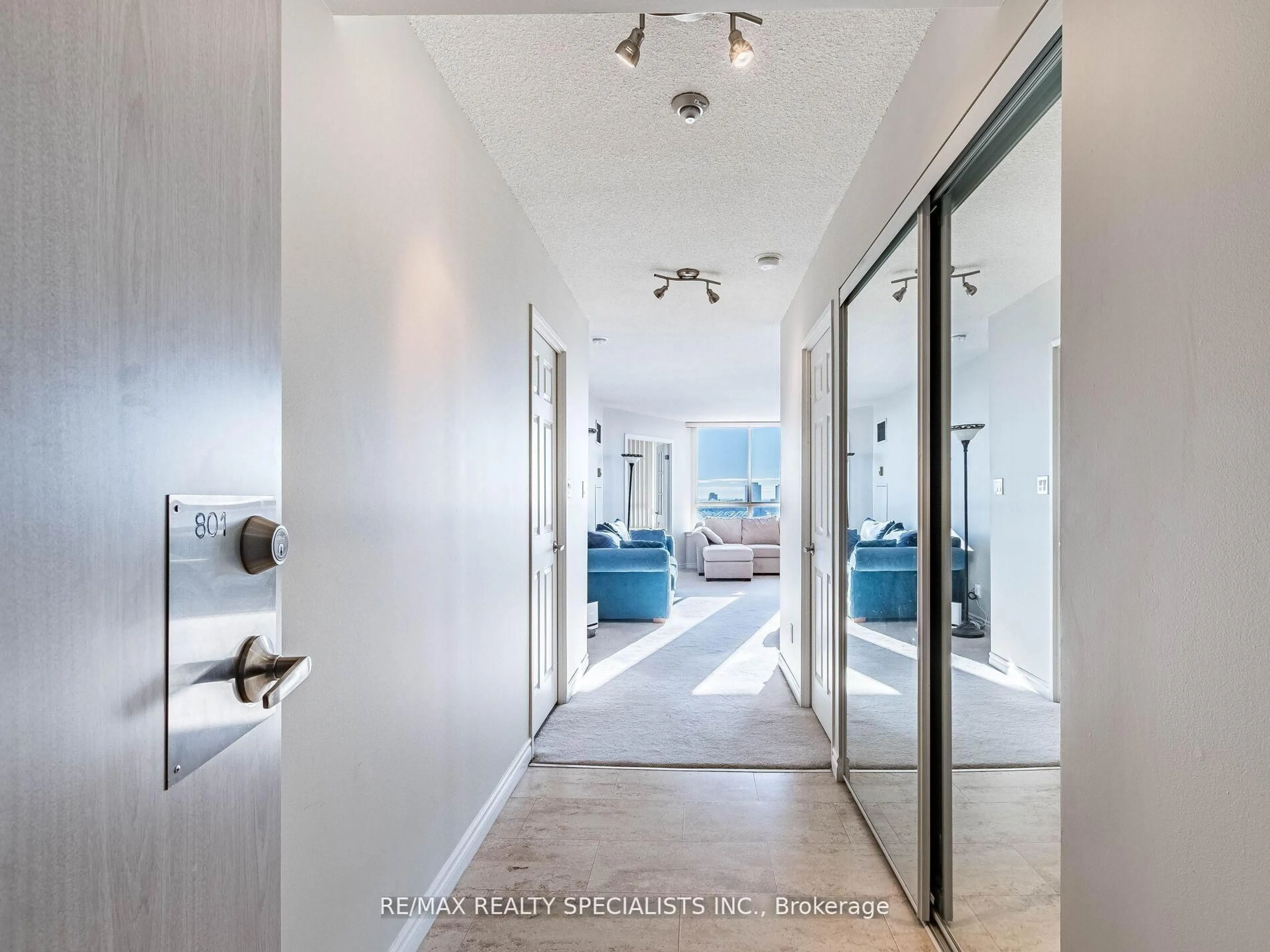 Indoor entryway for 3605 Kariya Dr #801, Mississauga Ontario L5B 3J4