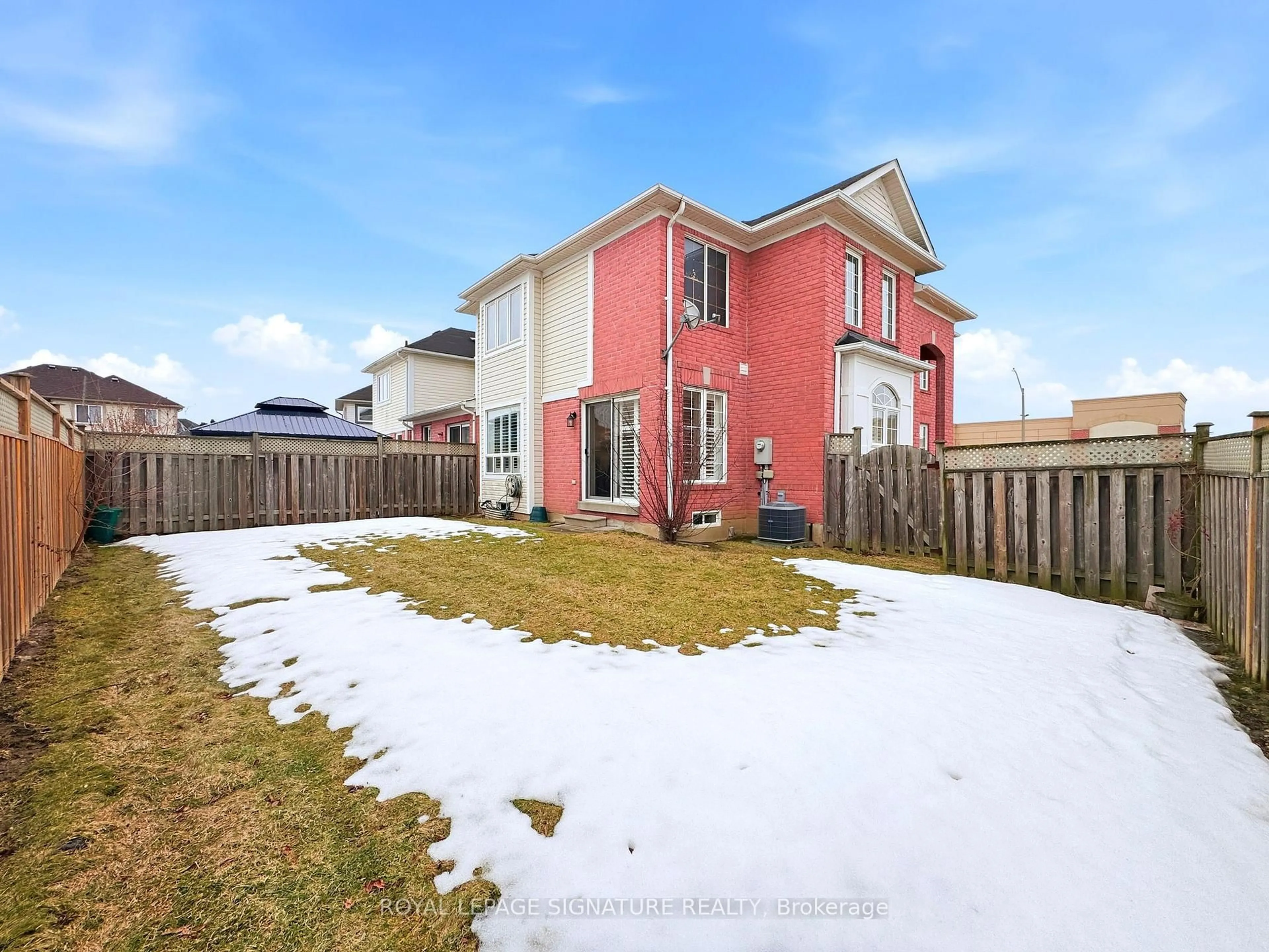 A pic from outside/outdoor area/front of a property/back of a property/a pic from drone, street for 1019 Kennedy Circ, Milton Ontario L9T 5S4