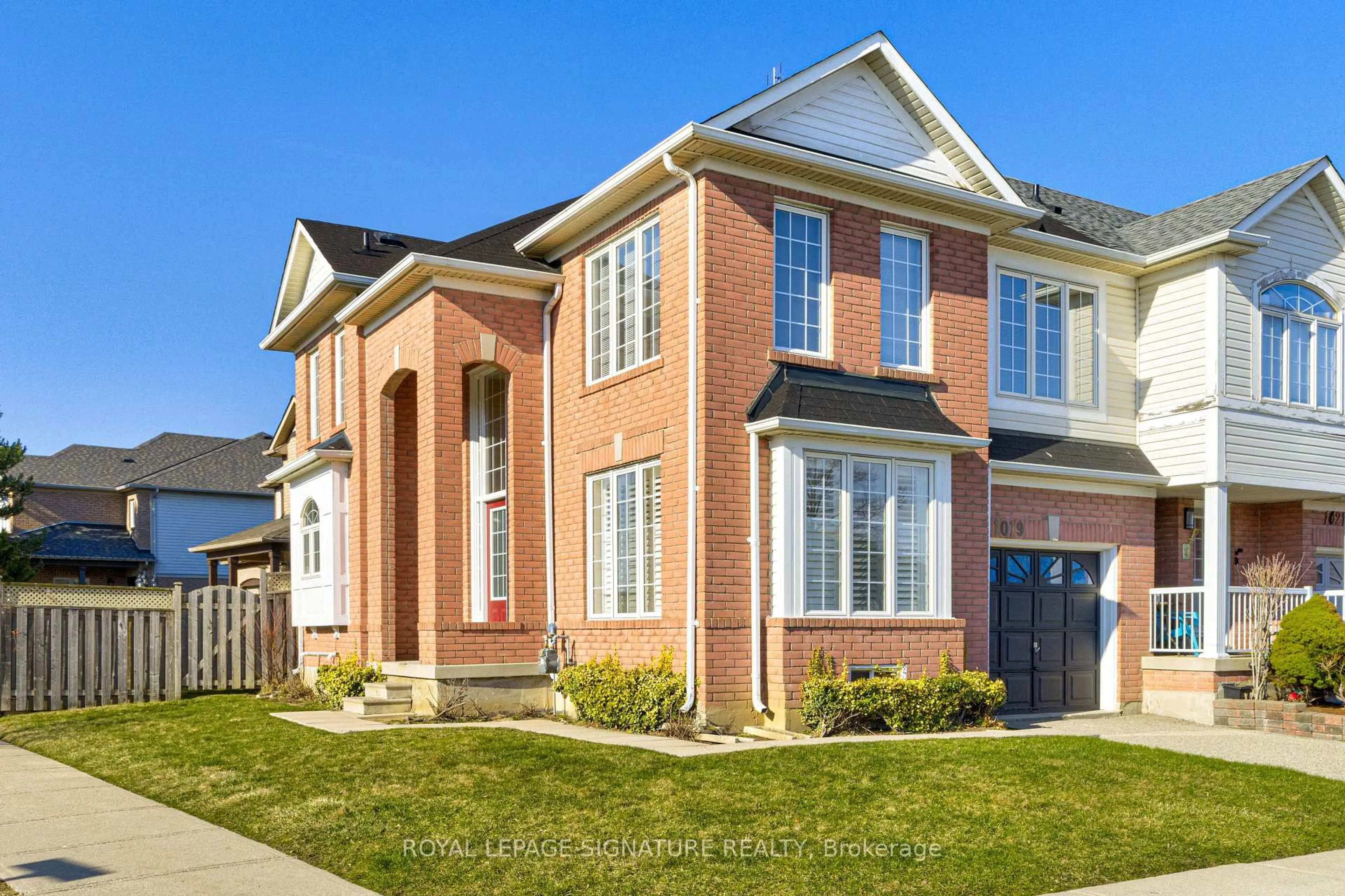 Home with brick exterior material, street for 1019 Kennedy Circ, Milton Ontario L9T 5S4