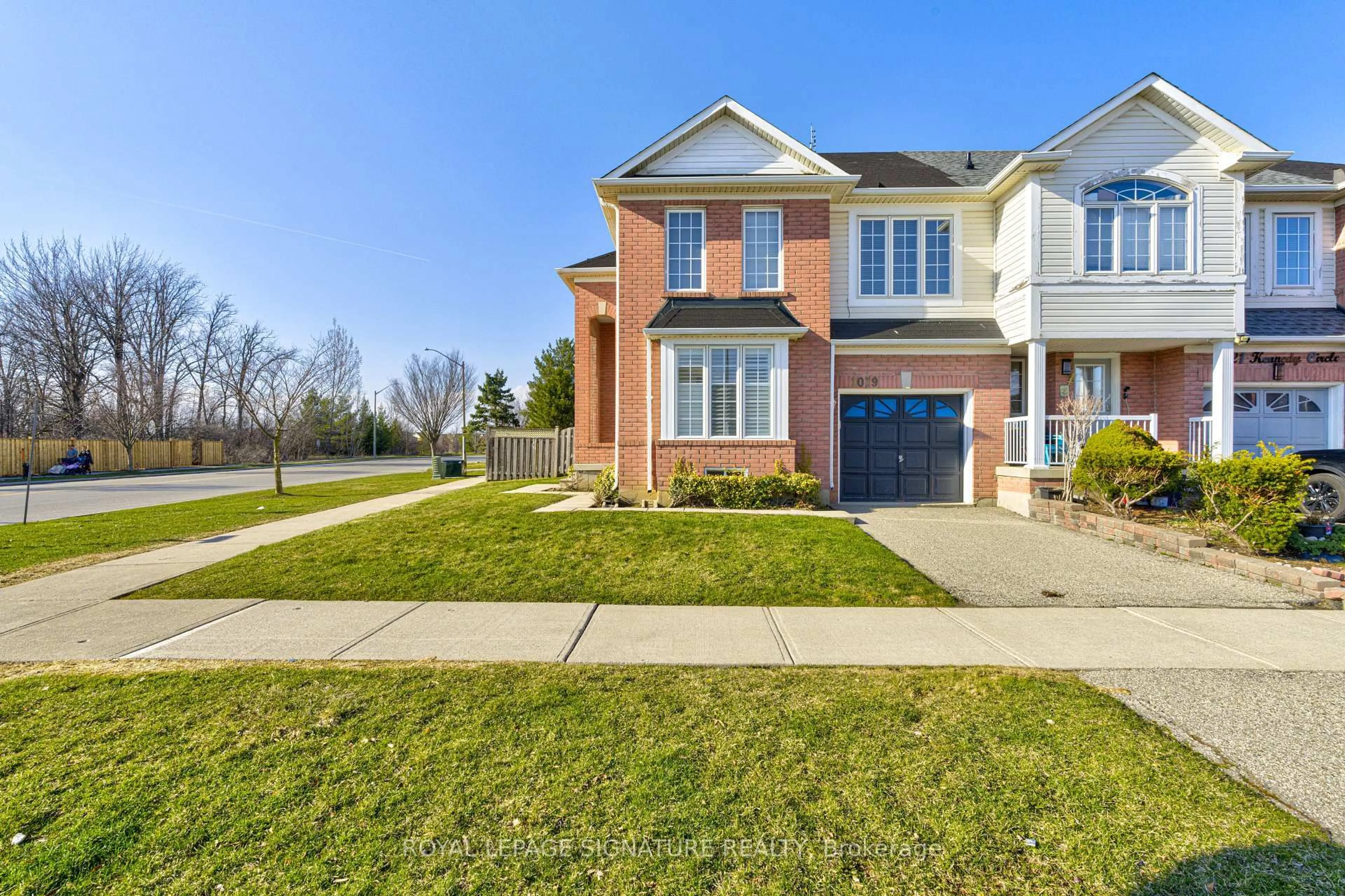 Home with brick exterior material, street for 1019 Kennedy Circ, Milton Ontario L9T 5S4
