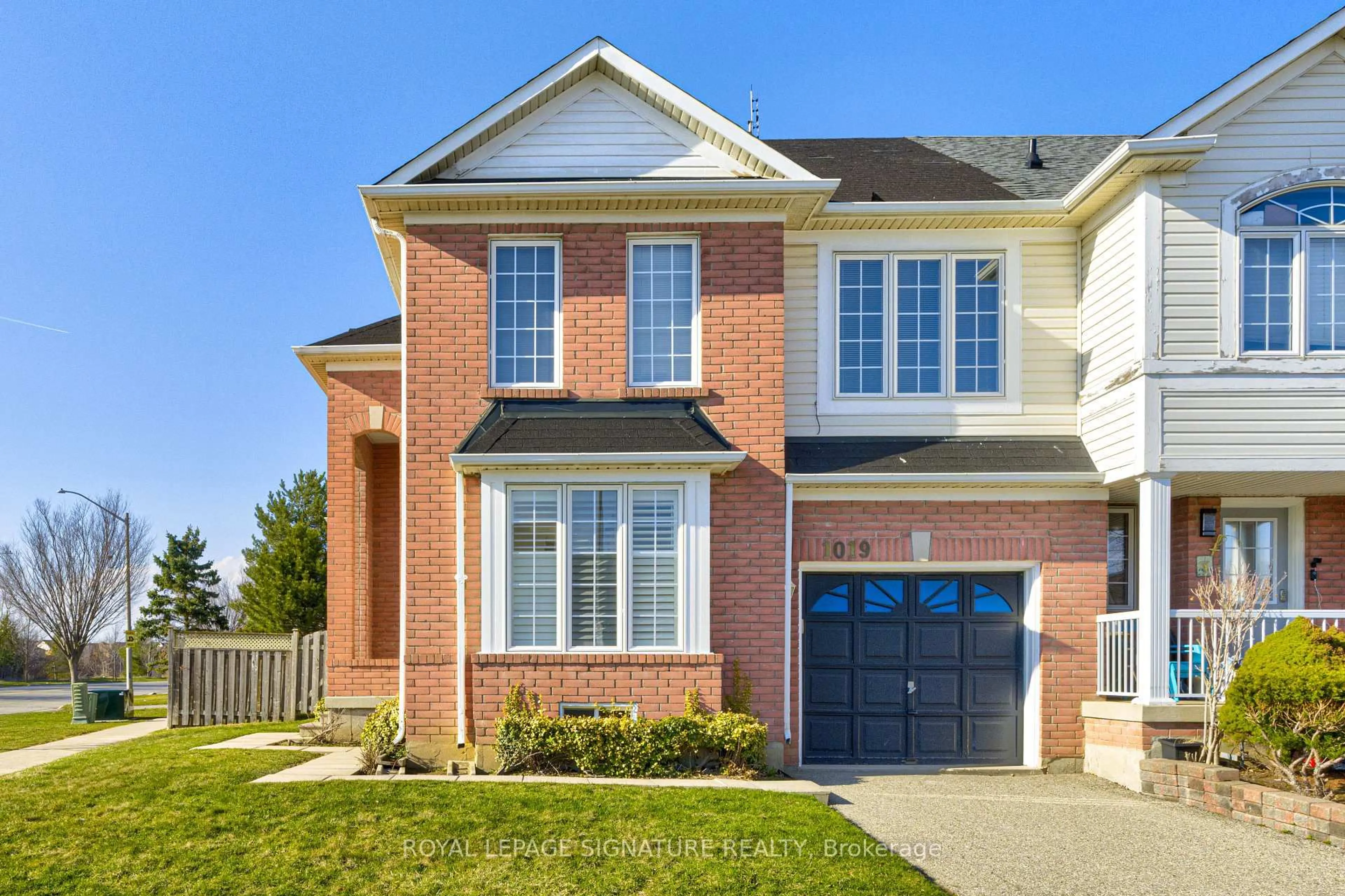 Home with brick exterior material, street for 1019 Kennedy Circ, Milton Ontario L9T 5S4