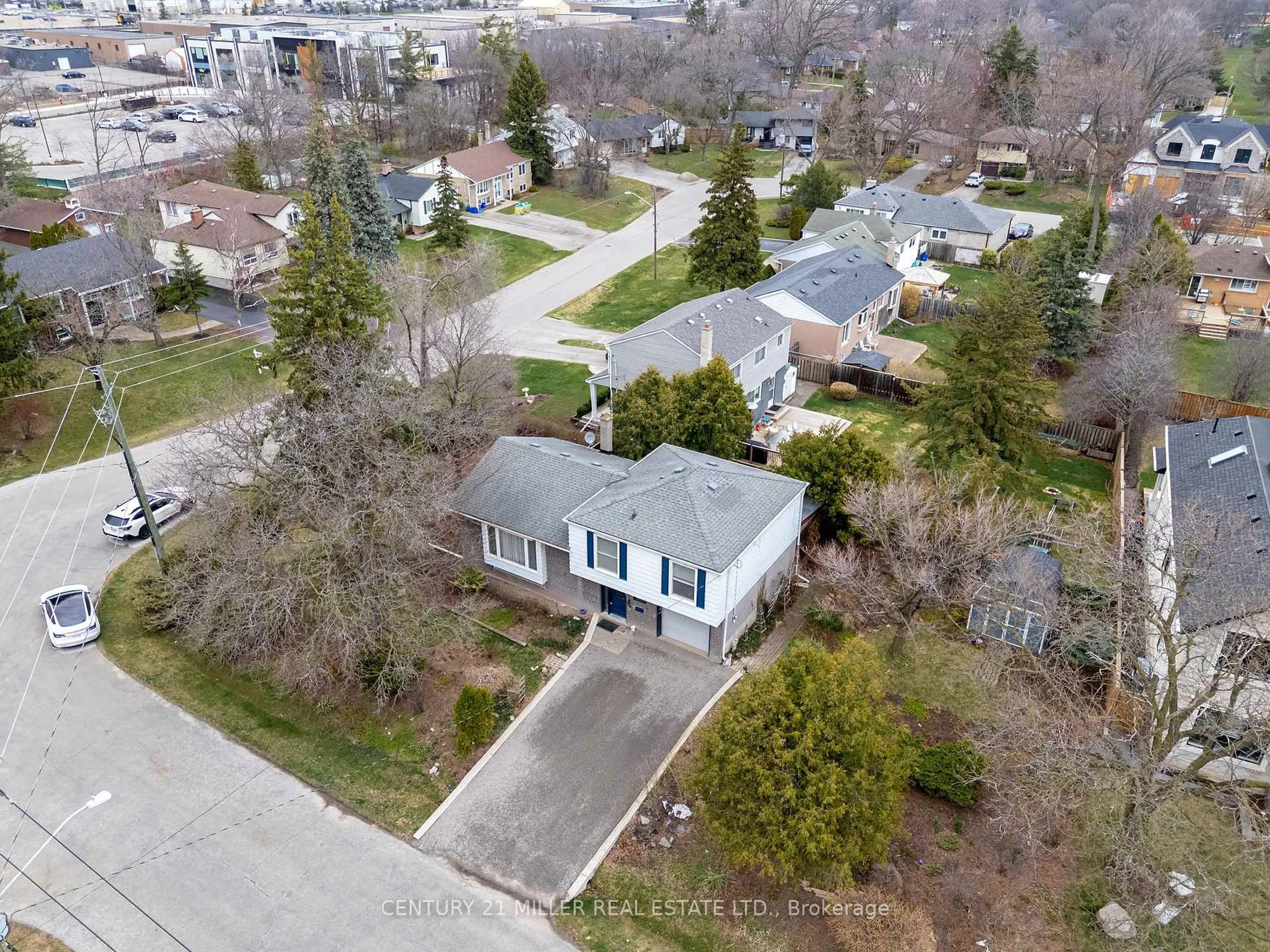 A pic from outside/outdoor area/front of a property/back of a property/a pic from drone, street for 557 Trafford Cres, Oakville Ontario L6L 3T4