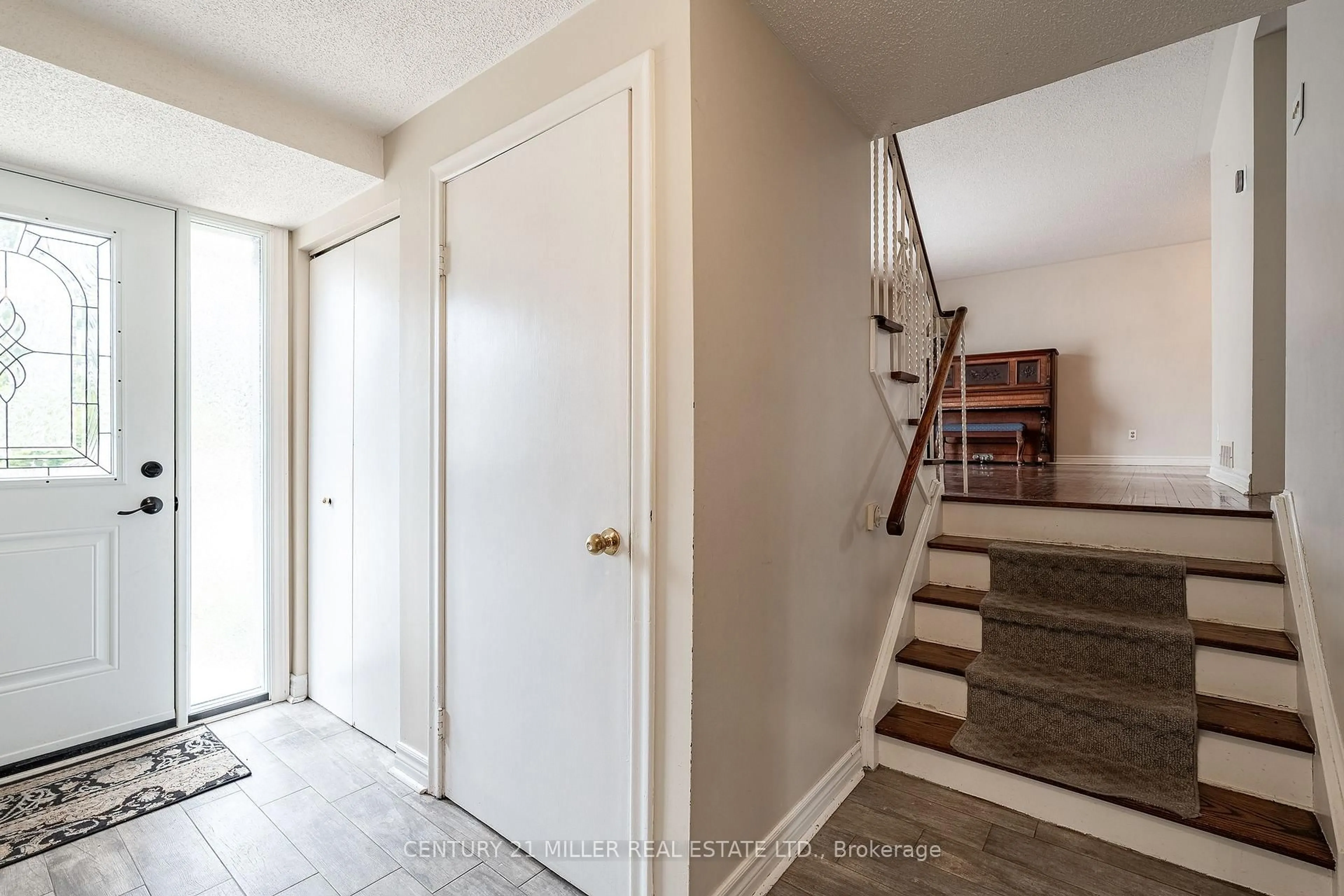 Indoor entryway for 557 Trafford Cres, Oakville Ontario L6L 3T4