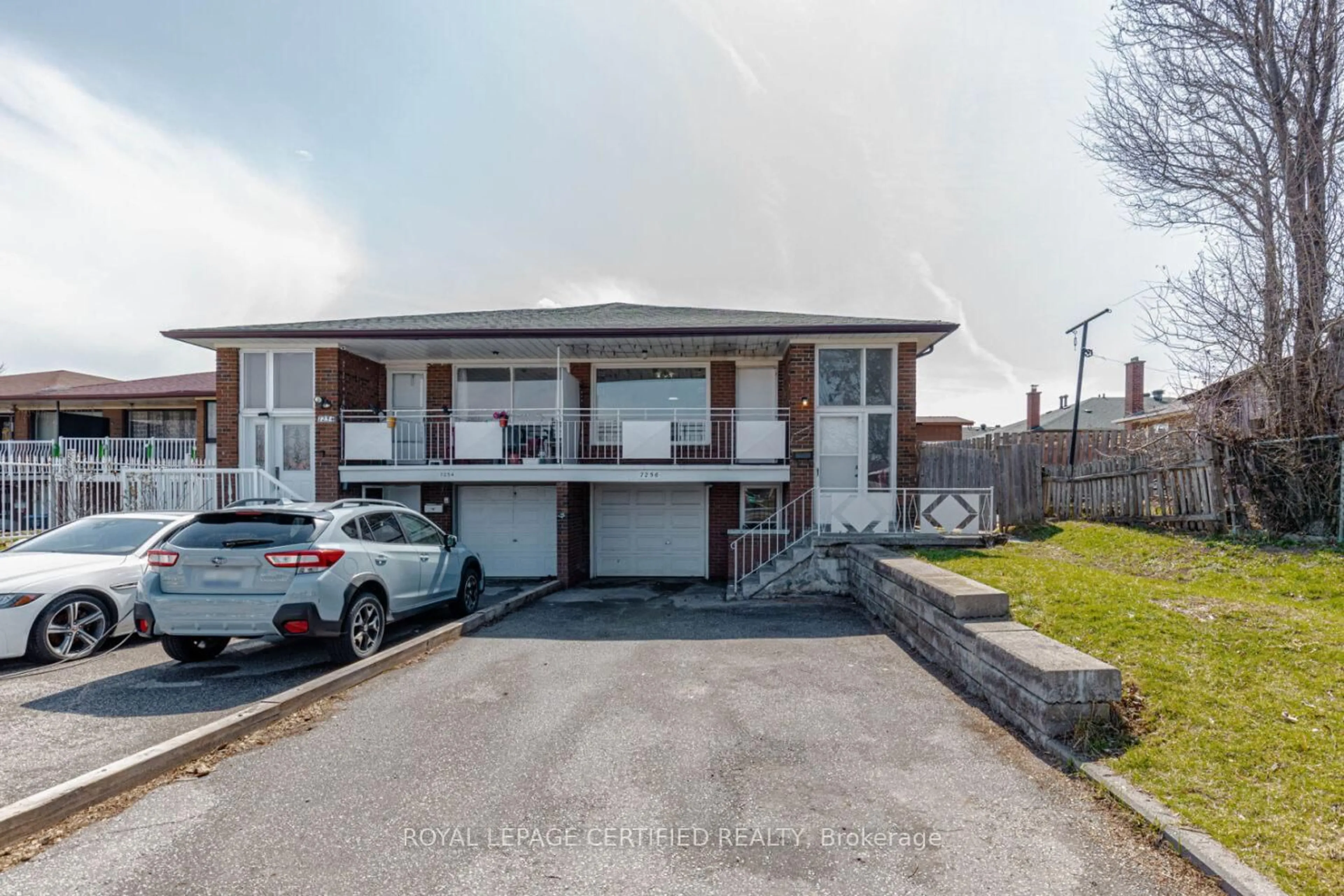 A pic from outside/outdoor area/front of a property/back of a property/a pic from drone, street for 7256 Lancaster Ave, Mississauga Ontario L4T 2L6