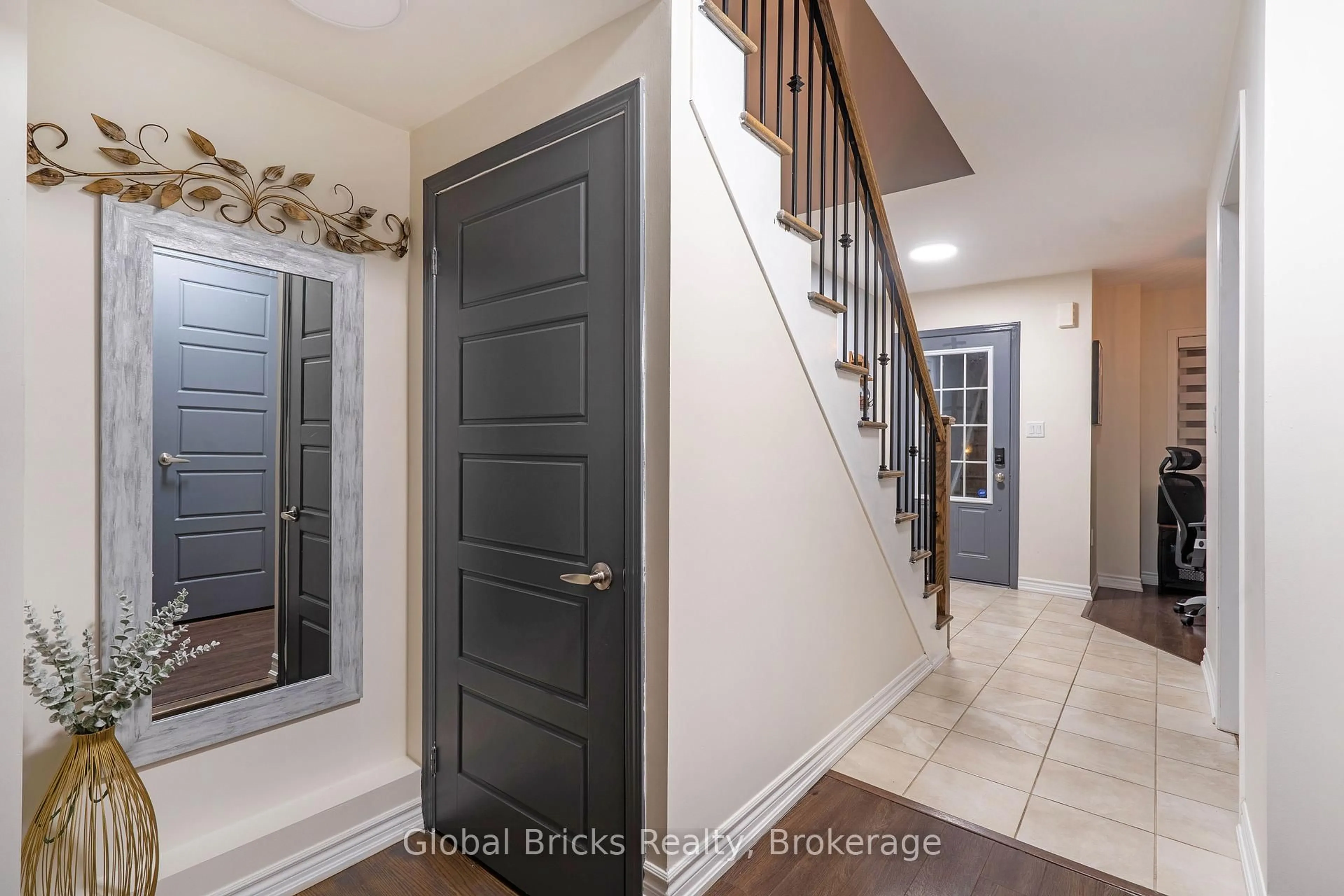 Indoor entryway for 632 Laking Terr, Milton Ontario L9T 9J4
