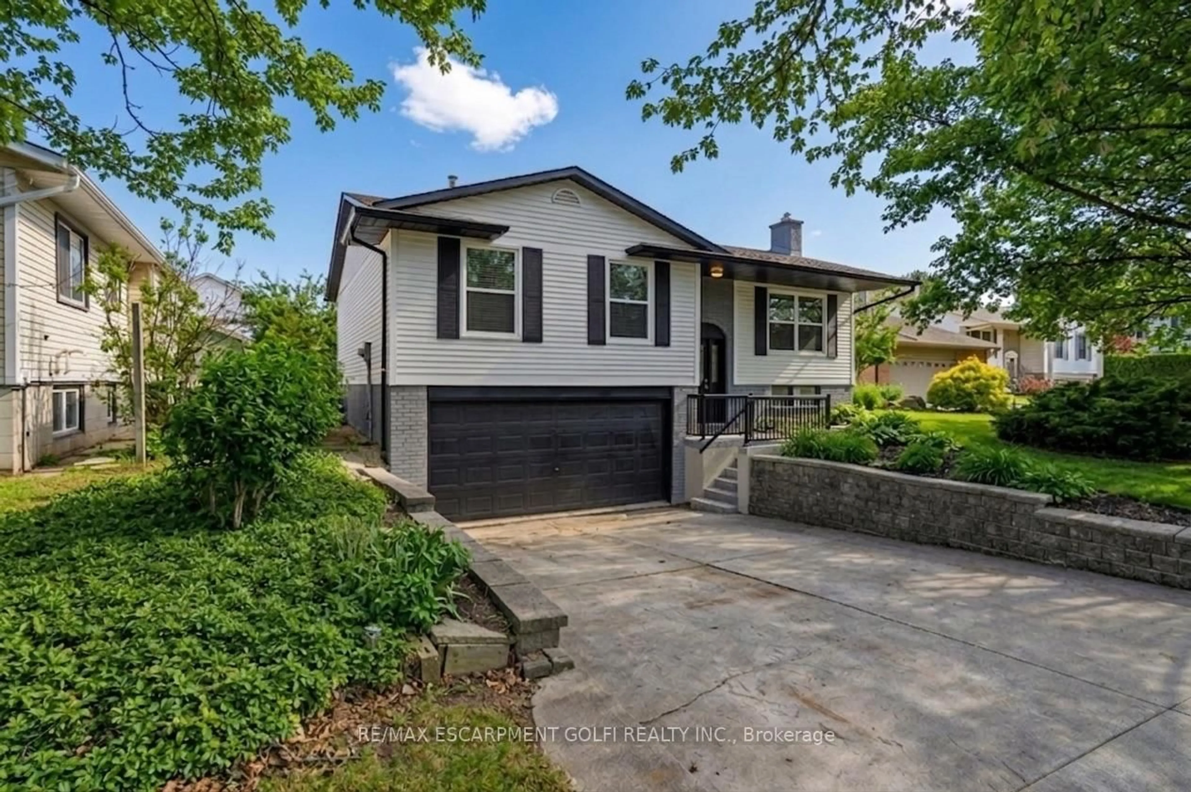 Home with vinyl exterior material, street for 4140 Celia Crt, Burlington Ontario L7L 5L9