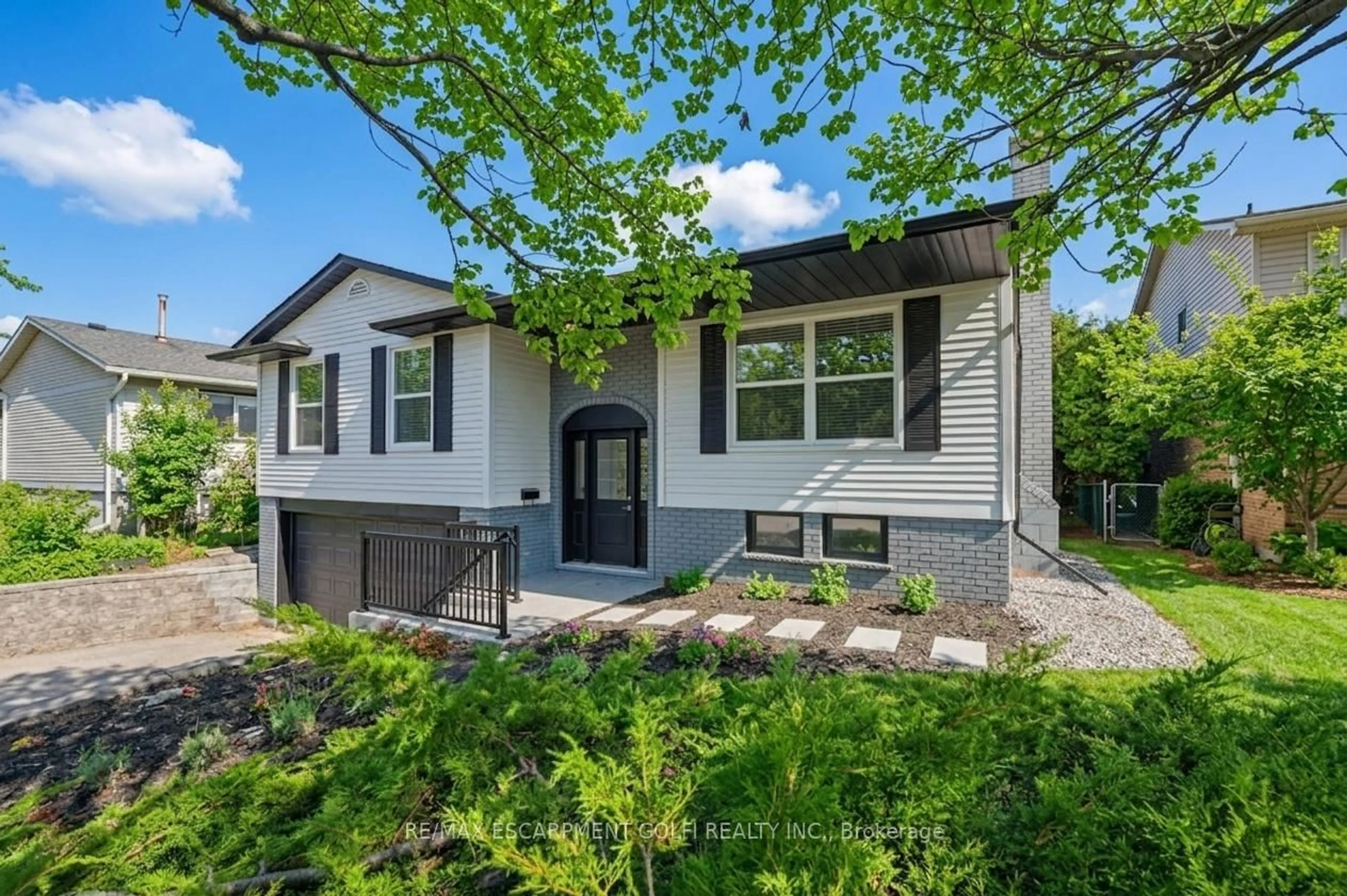 Home with vinyl exterior material, street for 4140 Celia Crt, Burlington Ontario L7L 5L9