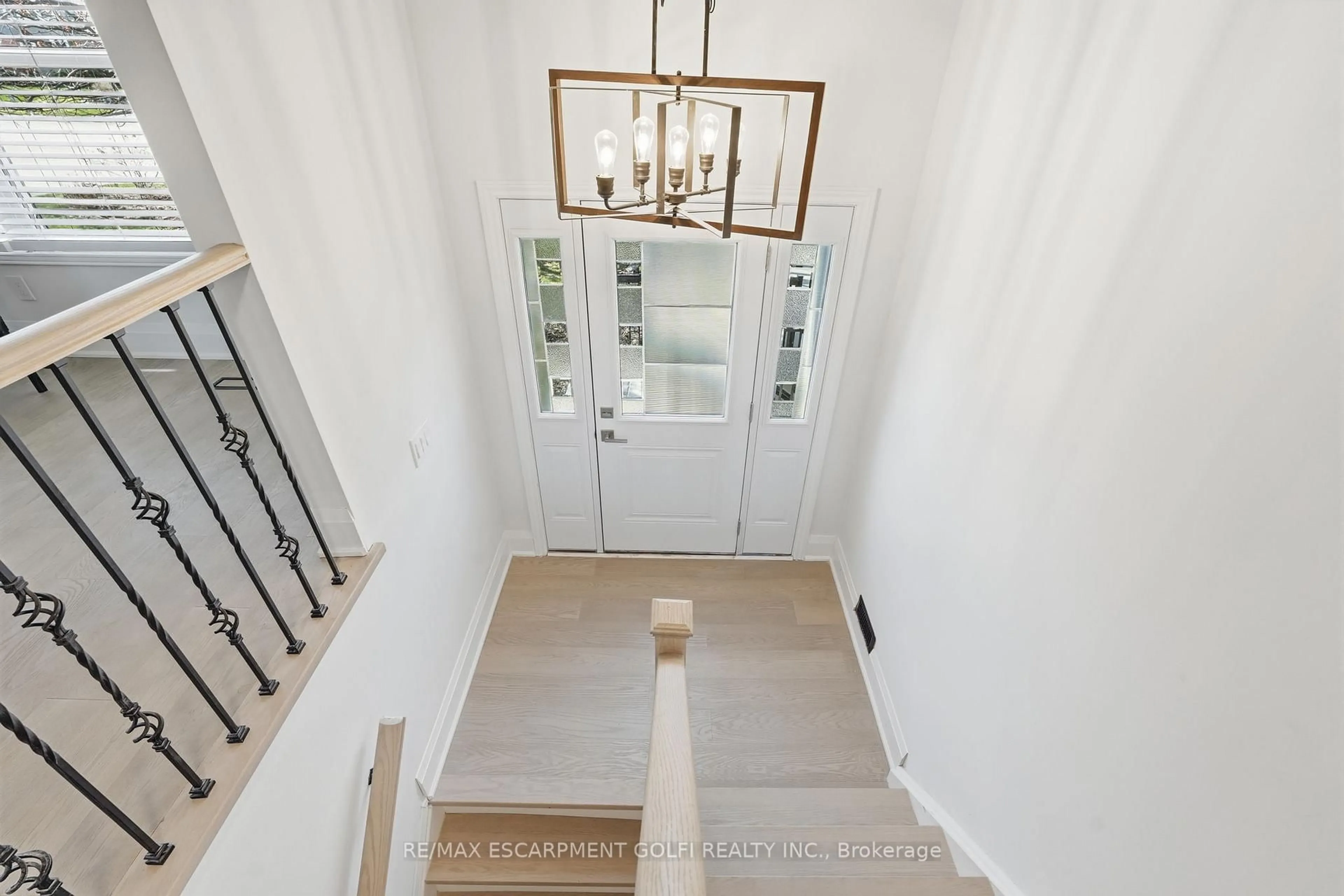 Indoor entryway for 4140 Celia Crt, Burlington Ontario L7L 5L9