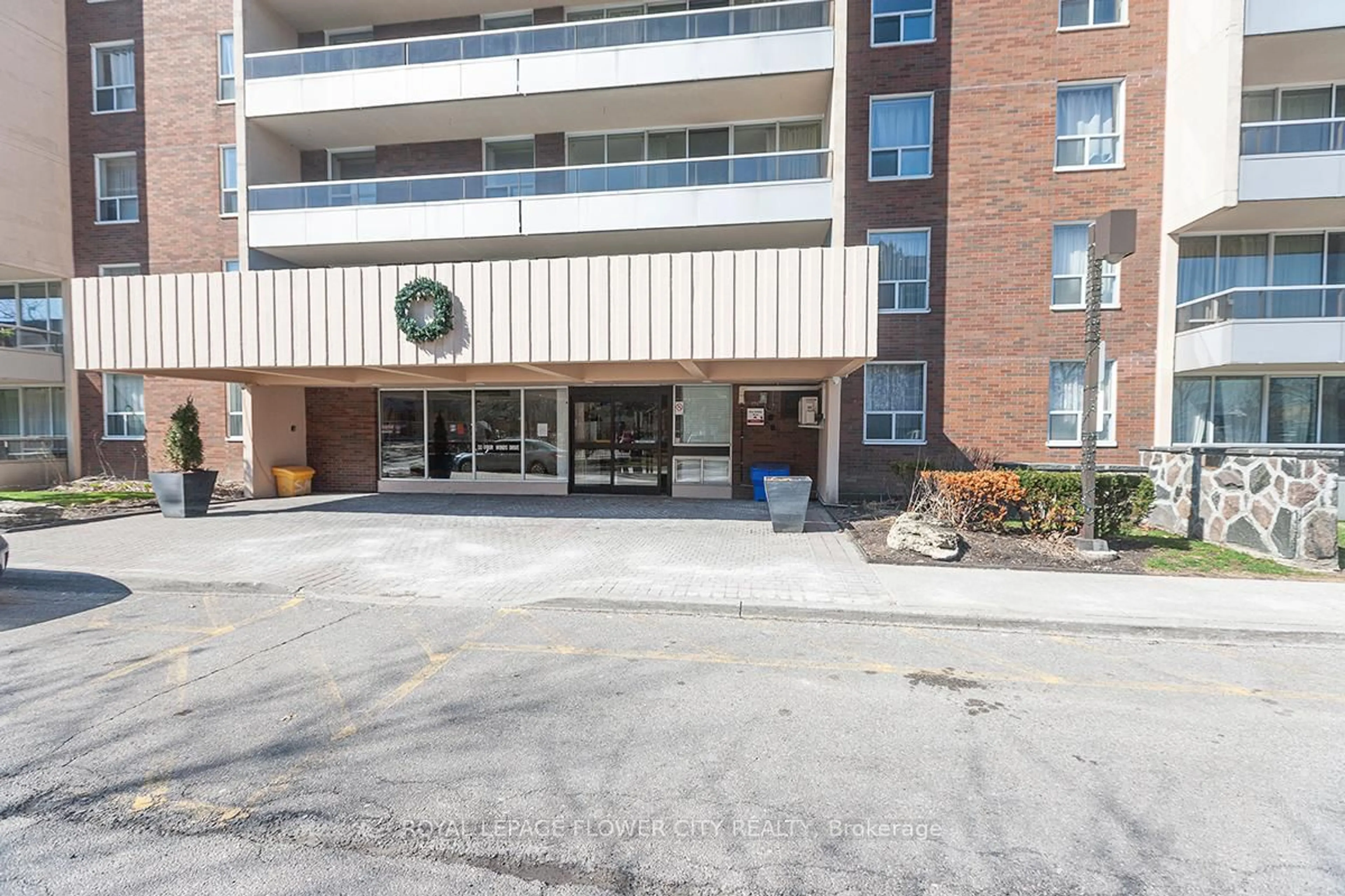 Indoor foyer for 31 Four Winds Dr #510, Toronto Ontario M3J 1K9