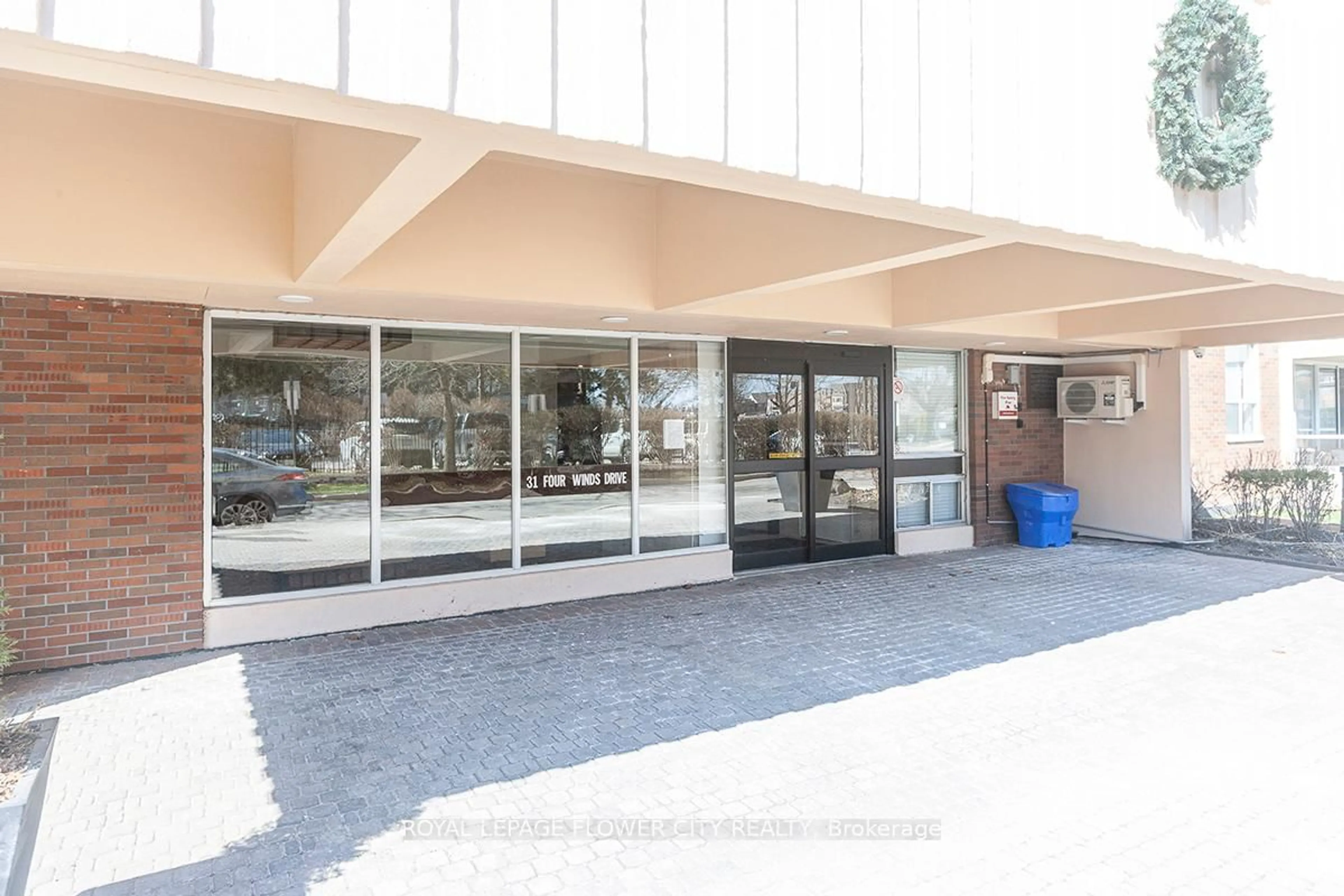 Indoor foyer for 31 Four Winds Dr #510, Toronto Ontario M3J 1K9