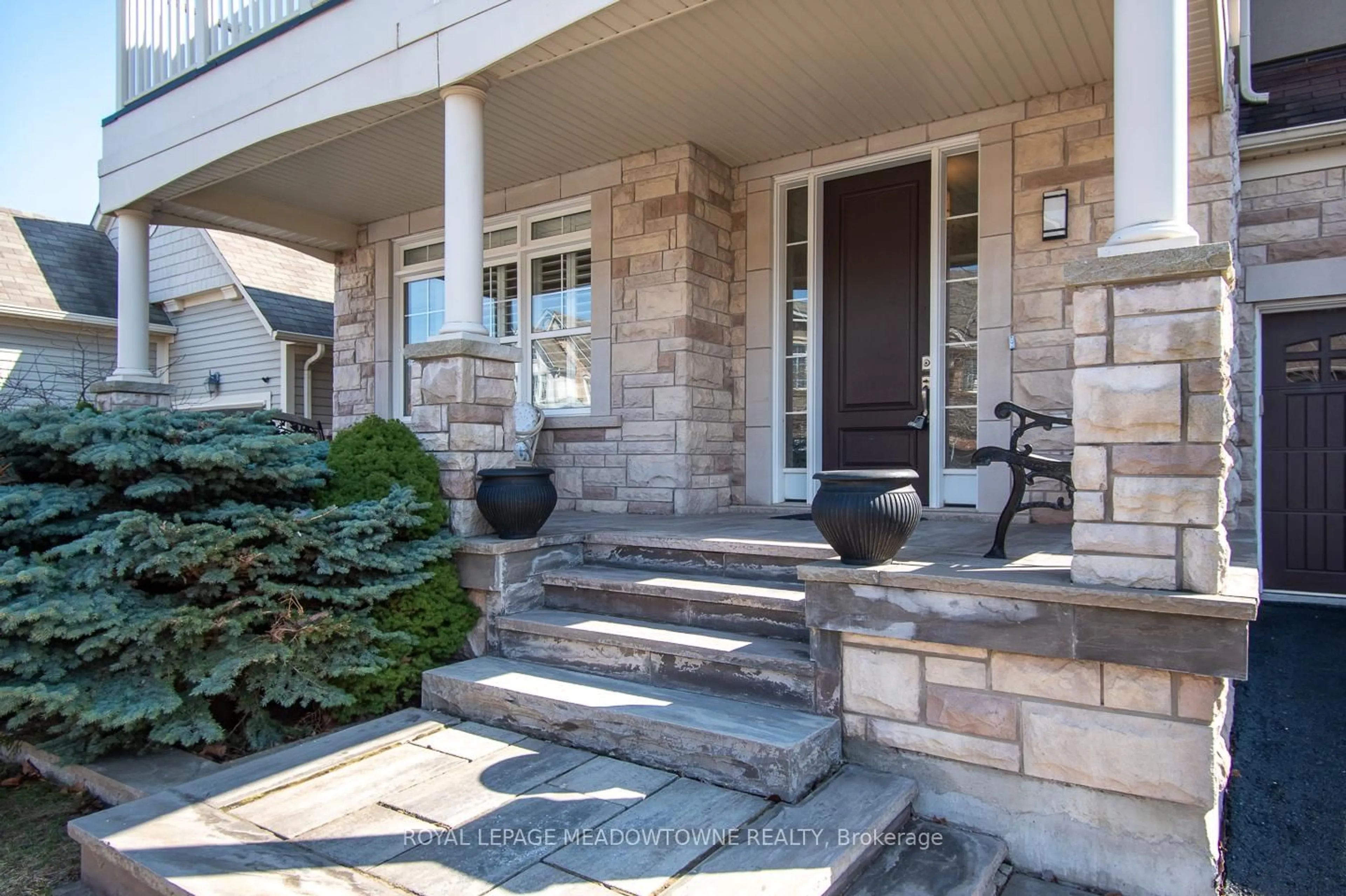 Indoor entryway for 352 Peregrine Way, Milton Ontario L9T 7N9
