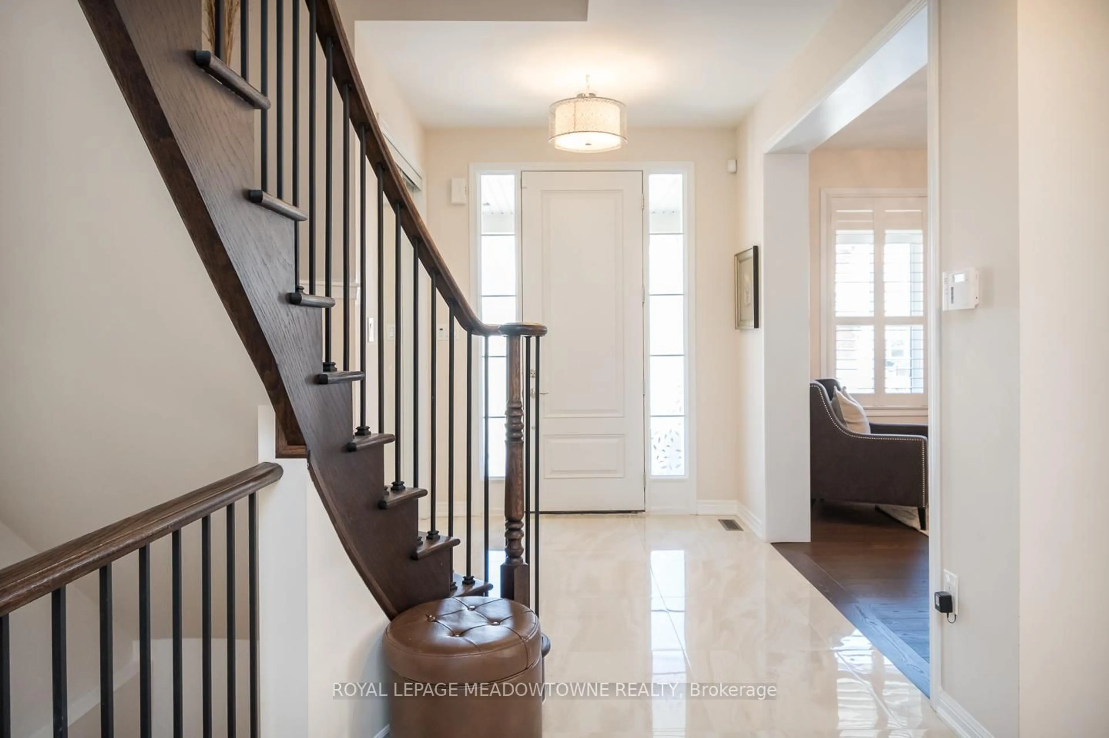 Indoor entryway for 352 Peregrine Way, Milton Ontario L9T 7N9