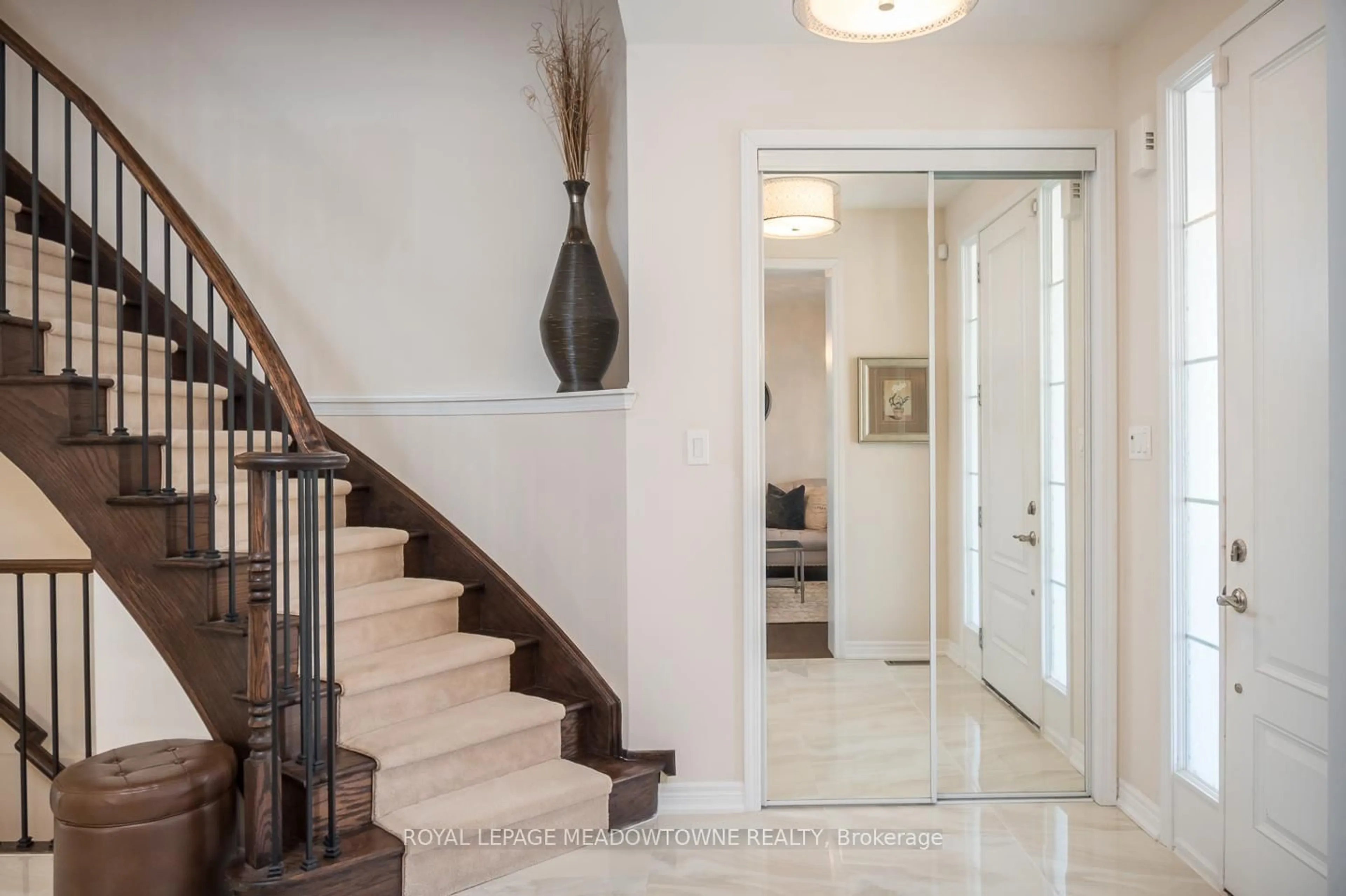 Indoor entryway for 352 Peregrine Way, Milton Ontario L9T 7N9