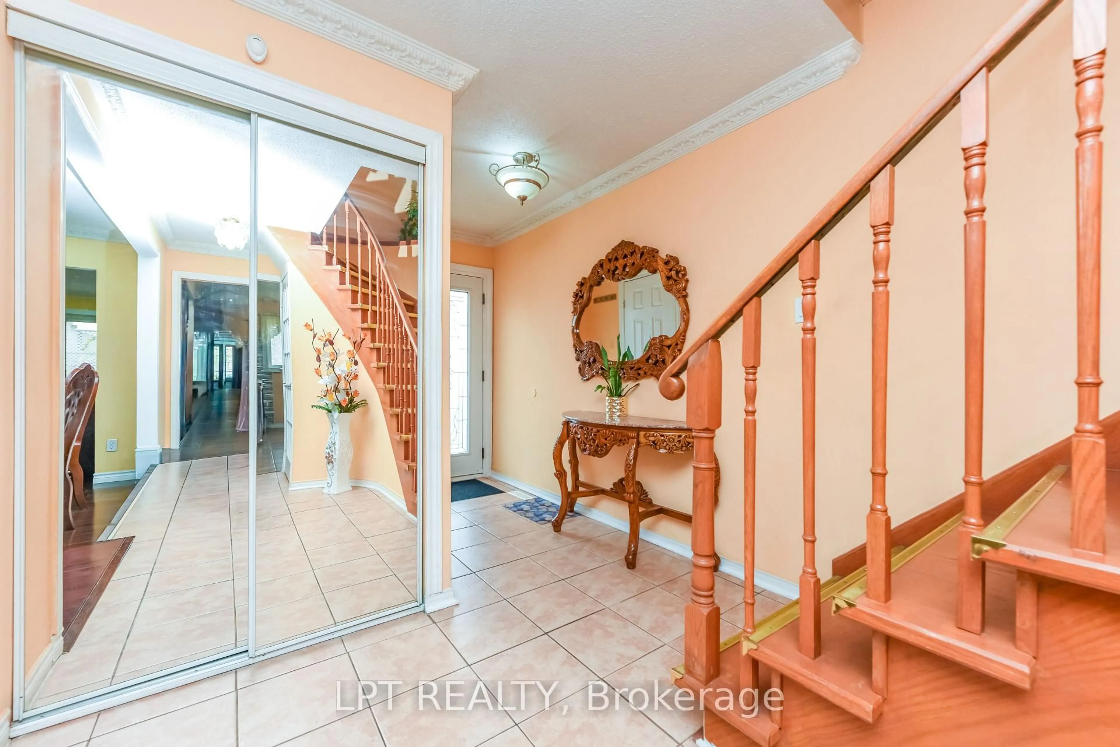 Indoor entryway for 67 Kay Dr, Toronto Ontario M9V 4X8