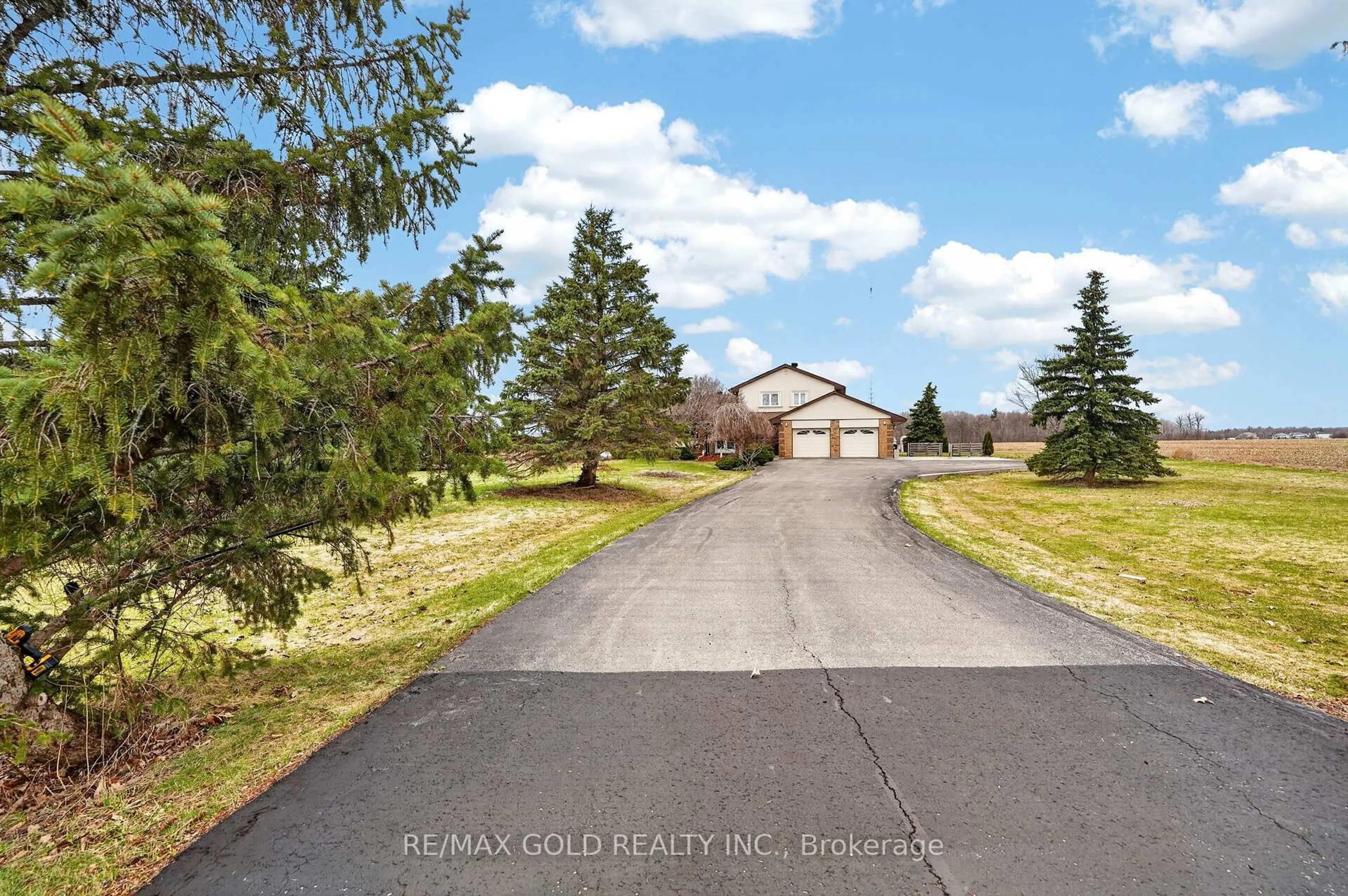 A pic from outside/outdoor area/front of a property/back of a property/a pic from drone, street for 752 Old School Rd, Caledon Ontario L7C 0V6