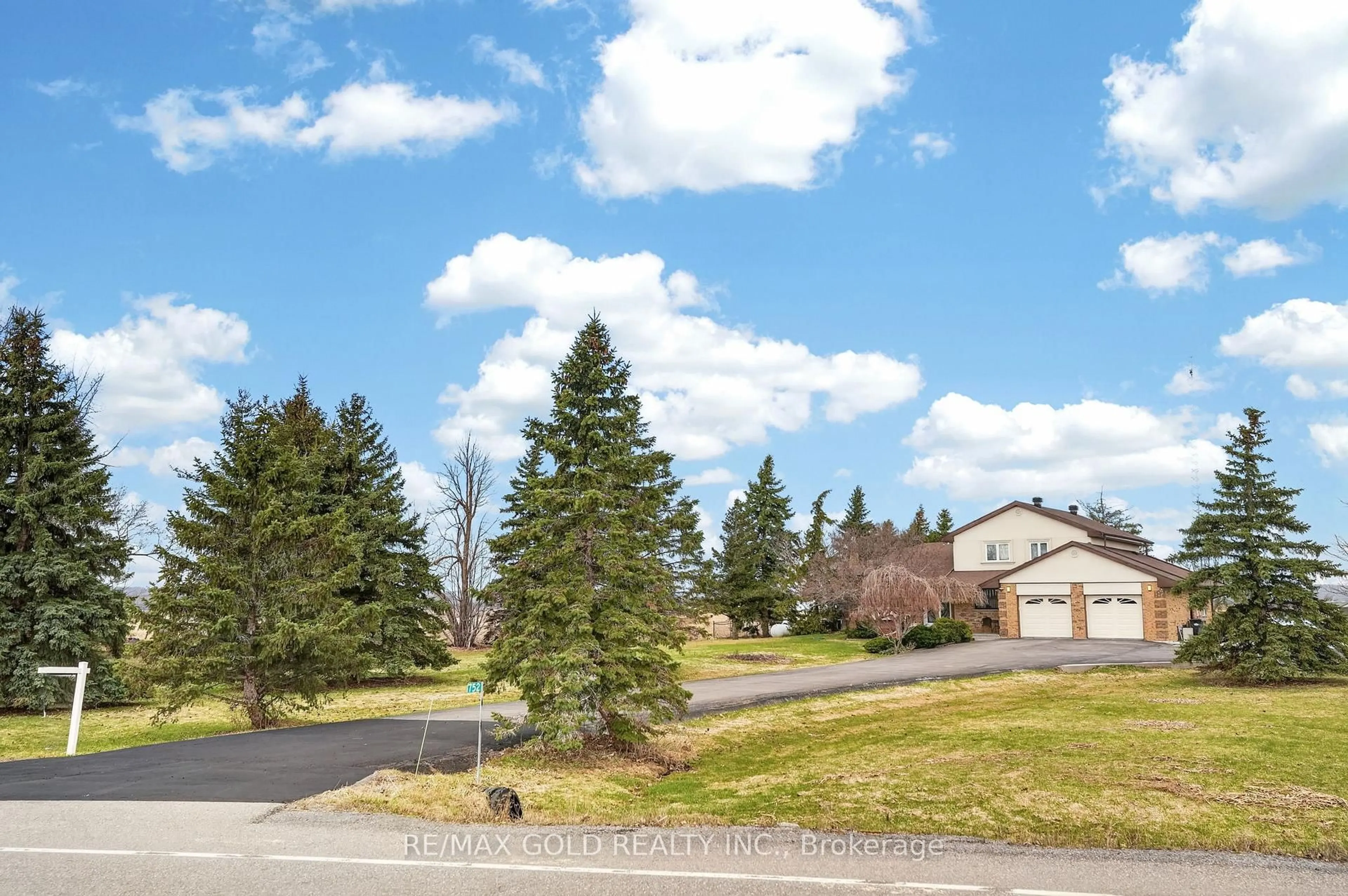 A pic from outside/outdoor area/front of a property/back of a property/a pic from drone, mountain view for 752 Old School Rd, Caledon Ontario L7C 0V6