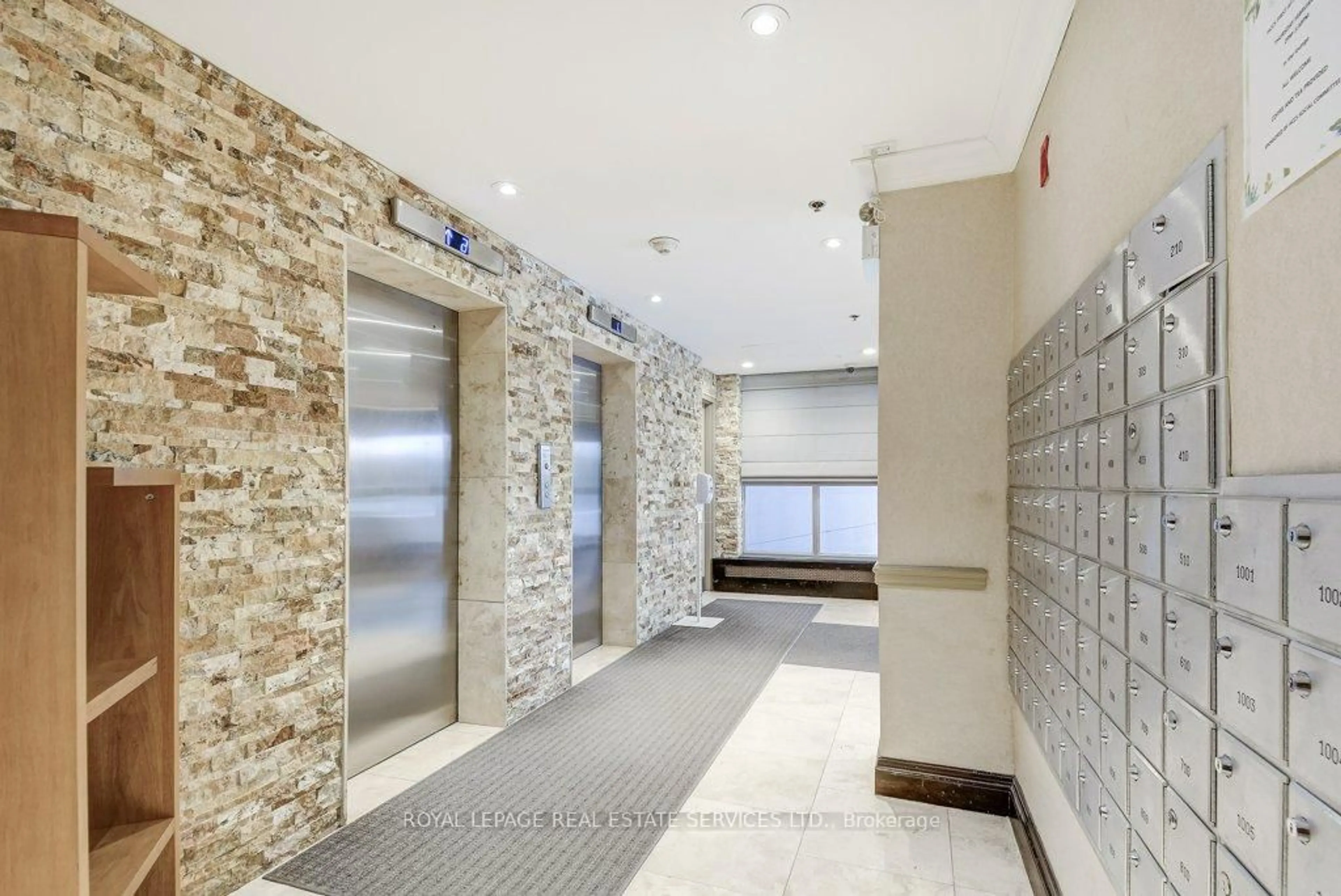 Indoor foyer for 212 Kerr St #404, Oakville Ontario L6K 3B1