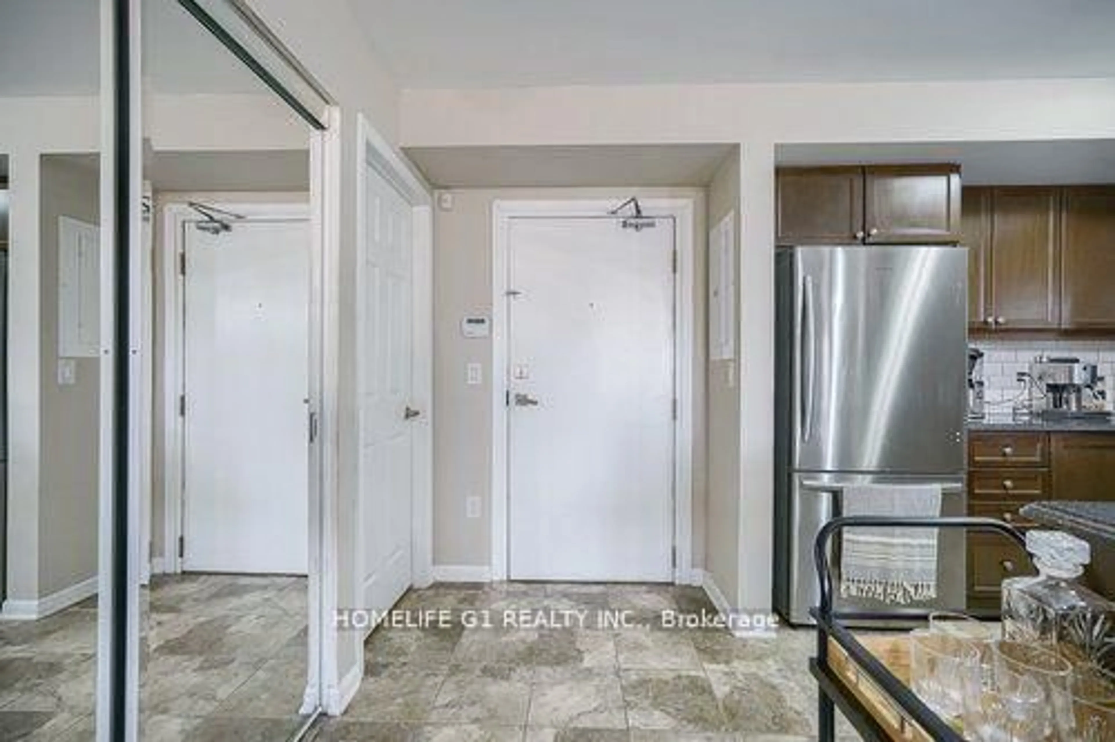 Indoor entryway for 1045 Nadalin Hts #106, Milton Ontario L9T 8R5