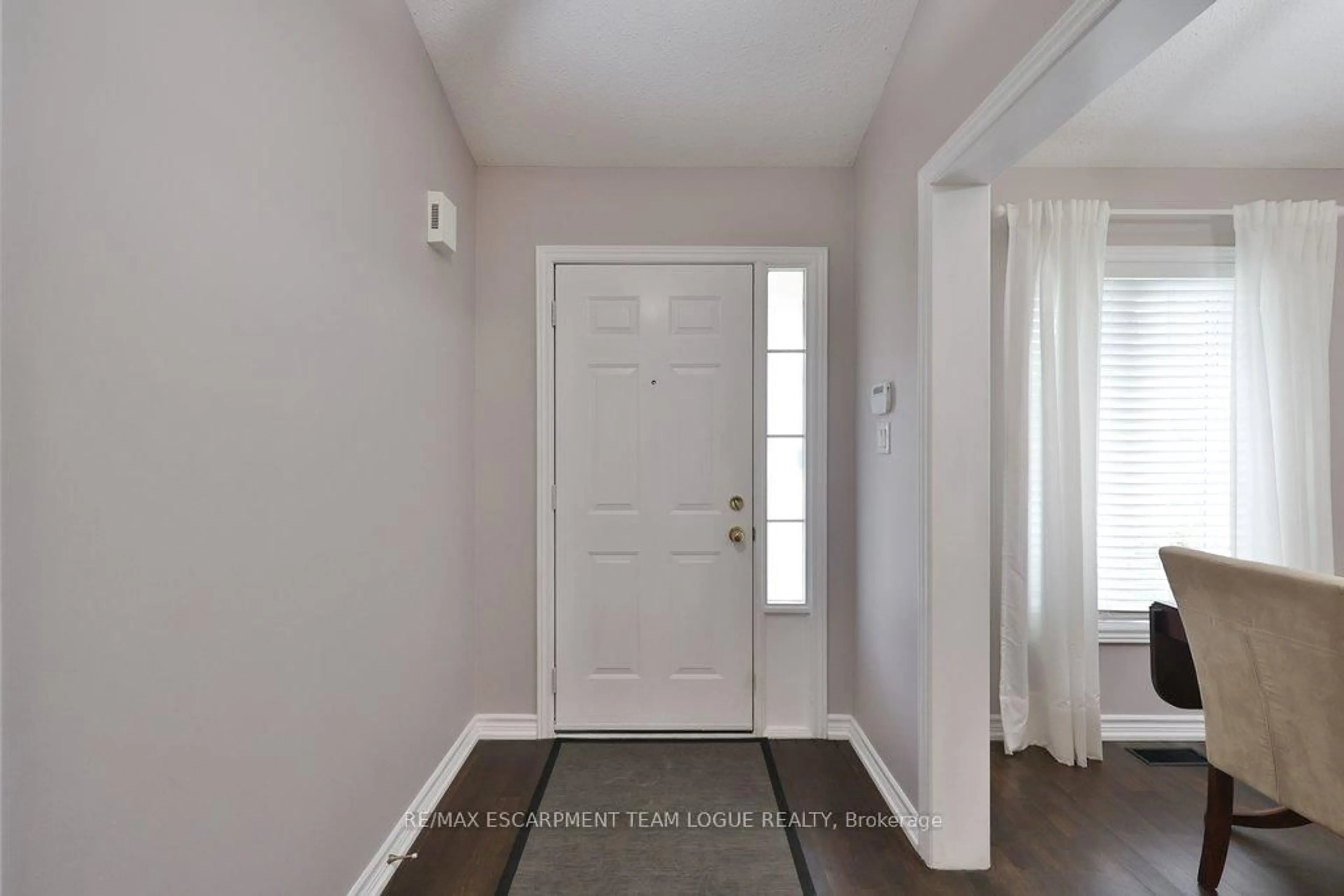 Indoor entryway for 1323 BLANSHARD Dr, Burlington Ontario L7M 4S3