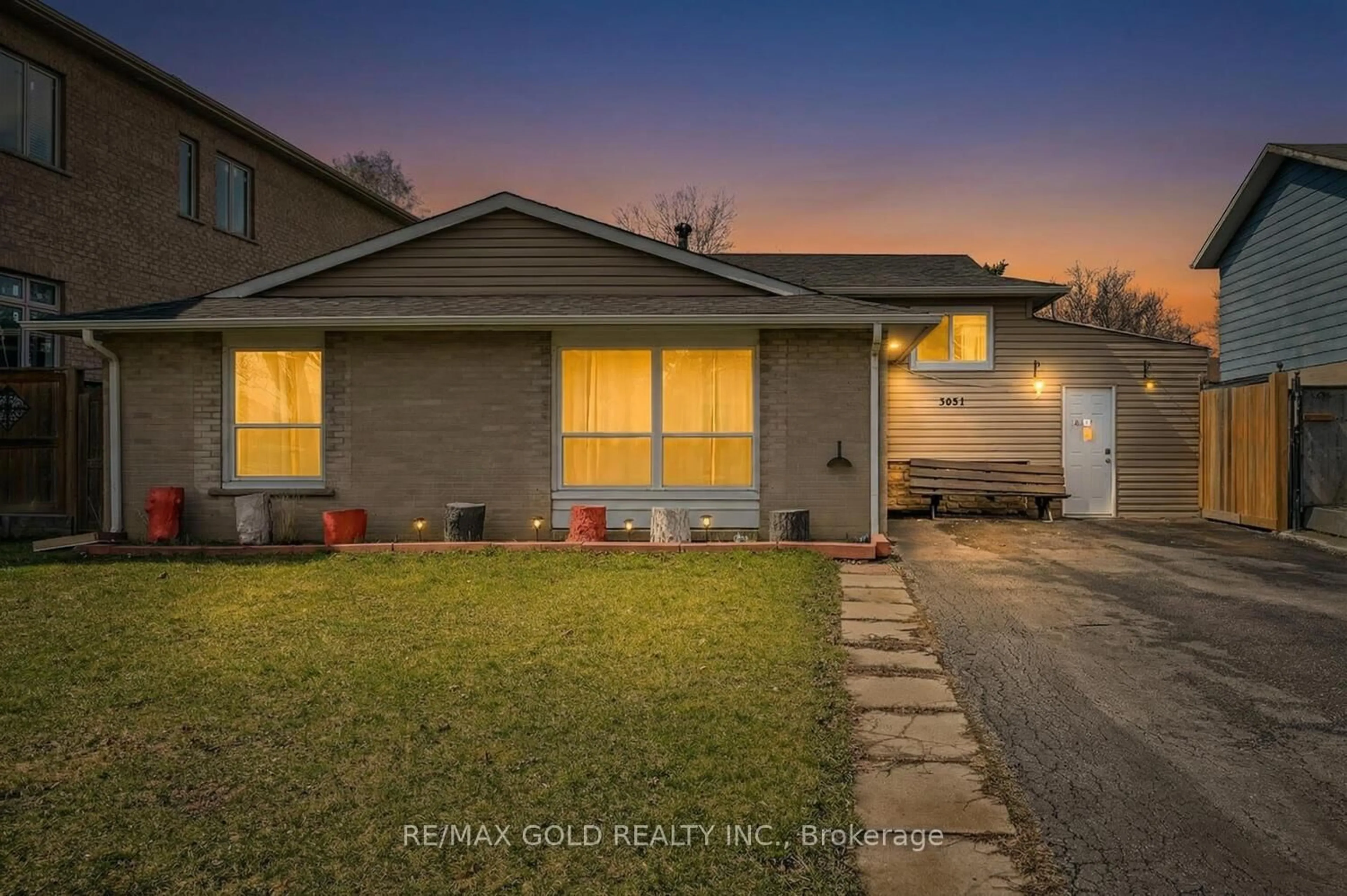 Home with brick exterior material, street for 3031 Lafontaine Rd, Mississauga Ontario L4T 1Z4