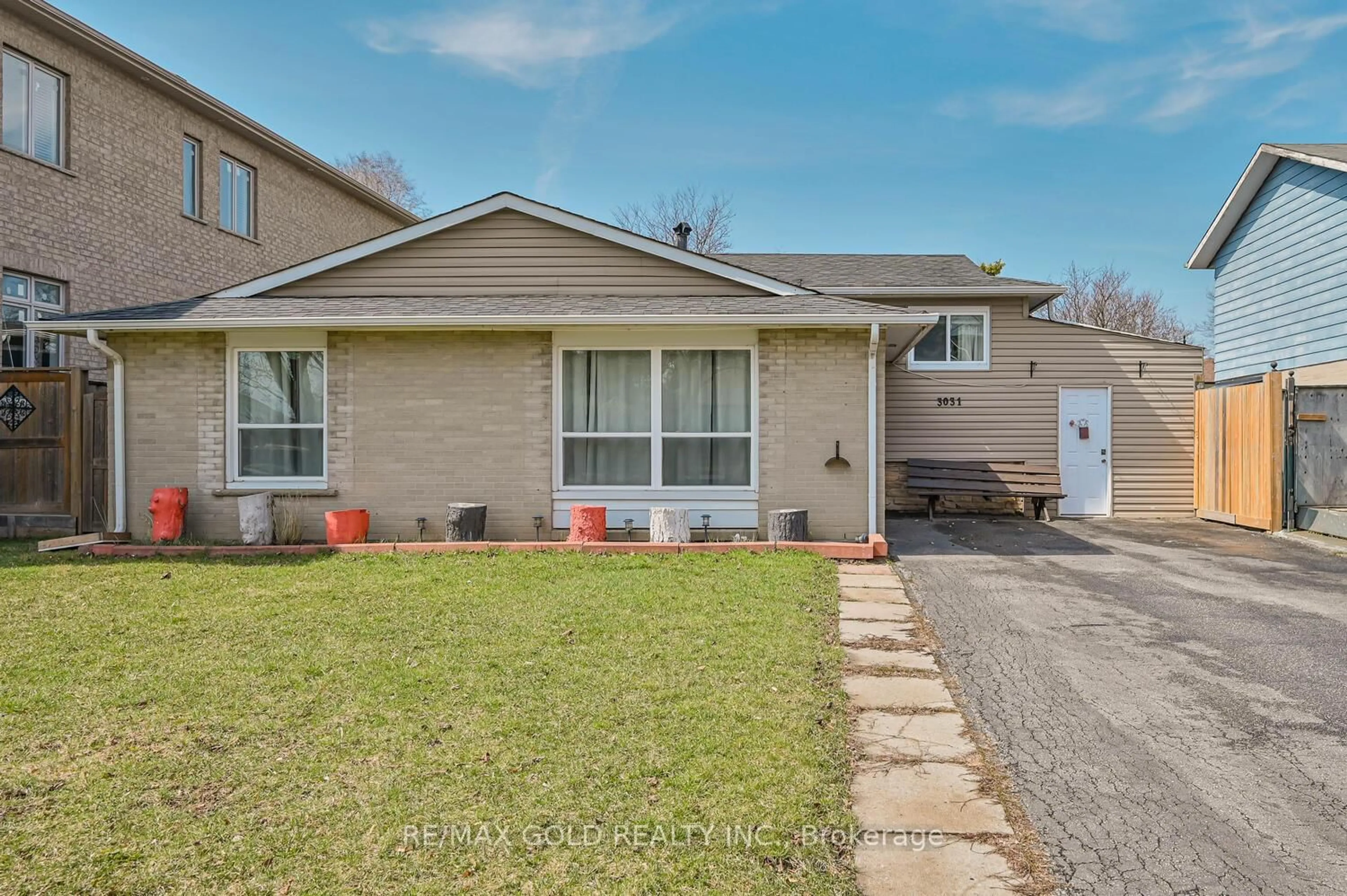 Home with vinyl exterior material, street for 3031 Lafontaine Rd, Mississauga Ontario L4T 1Z4