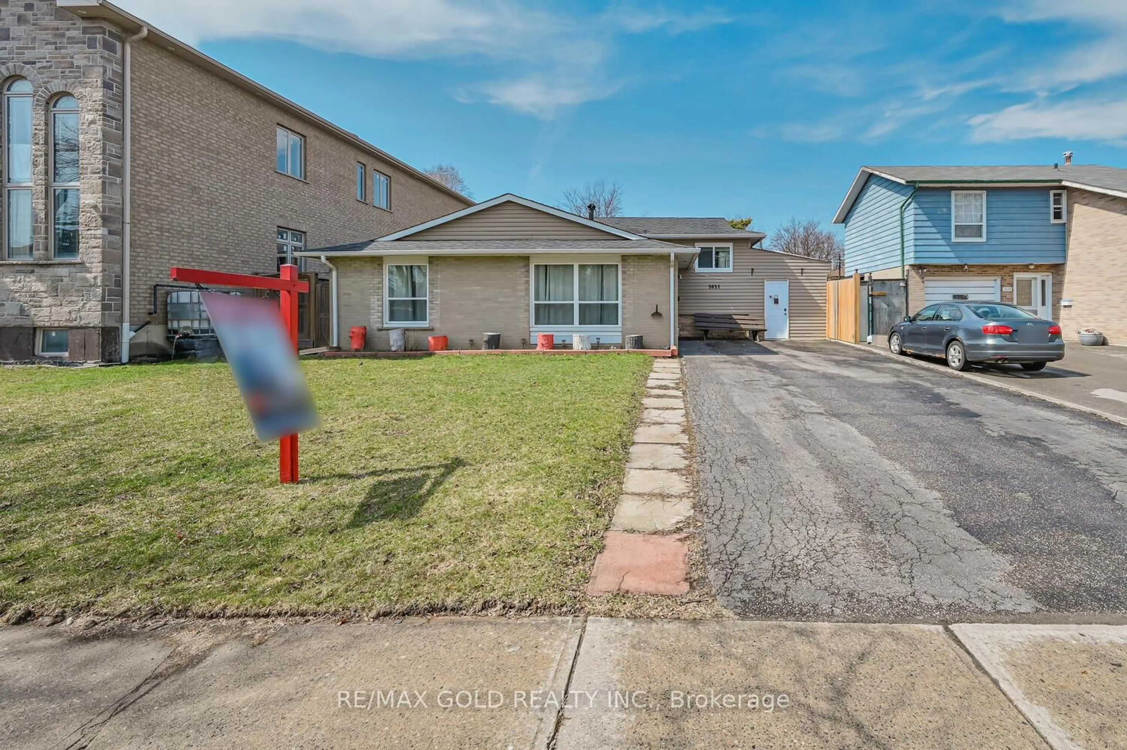 A pic from outside/outdoor area/front of a property/back of a property/a pic from drone, street for 3031 Lafontaine Rd, Mississauga Ontario L4T 1Z4