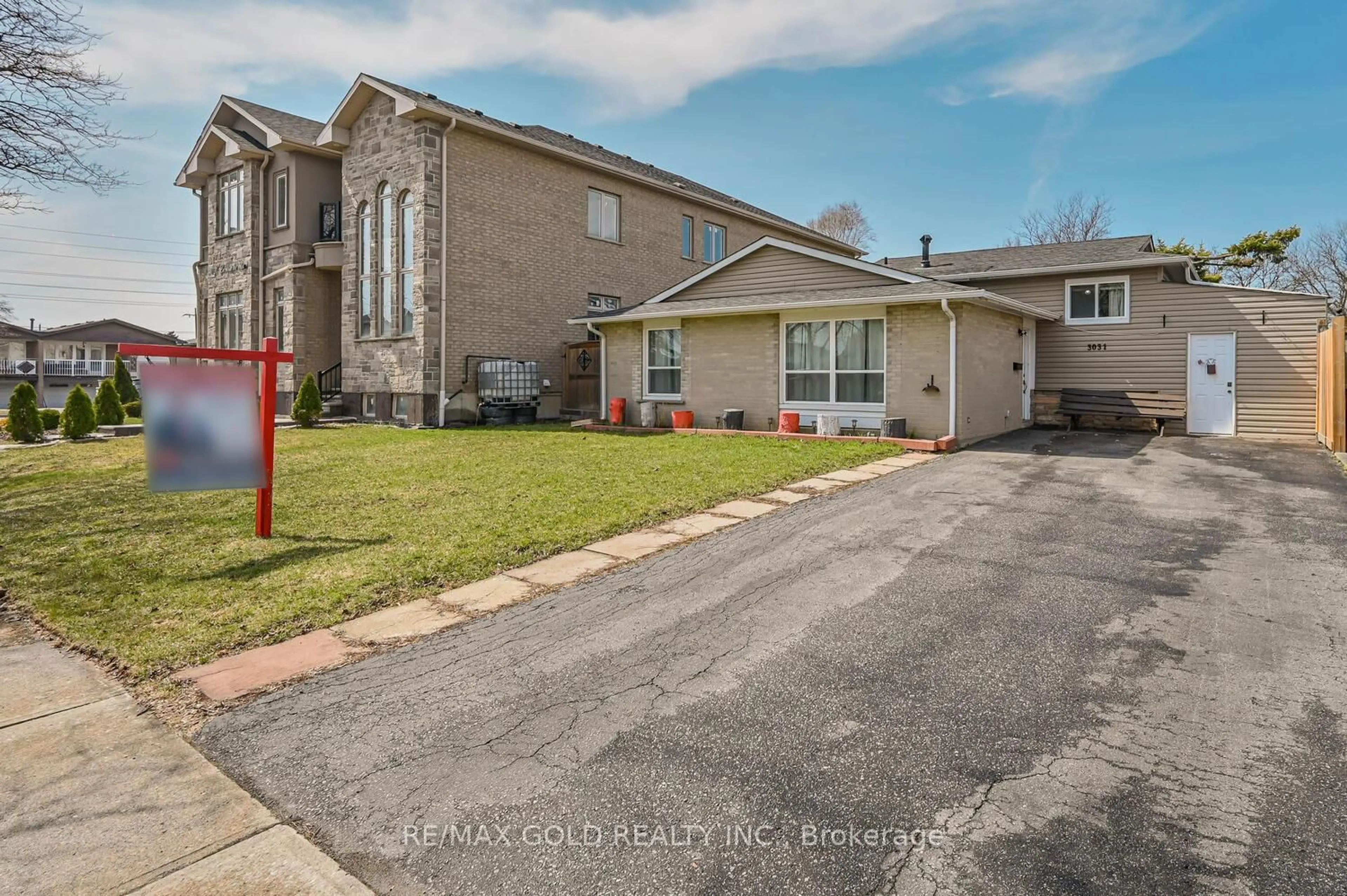 A pic from outside/outdoor area/front of a property/back of a property/a pic from drone, street for 3031 Lafontaine Rd, Mississauga Ontario L4T 1Z4