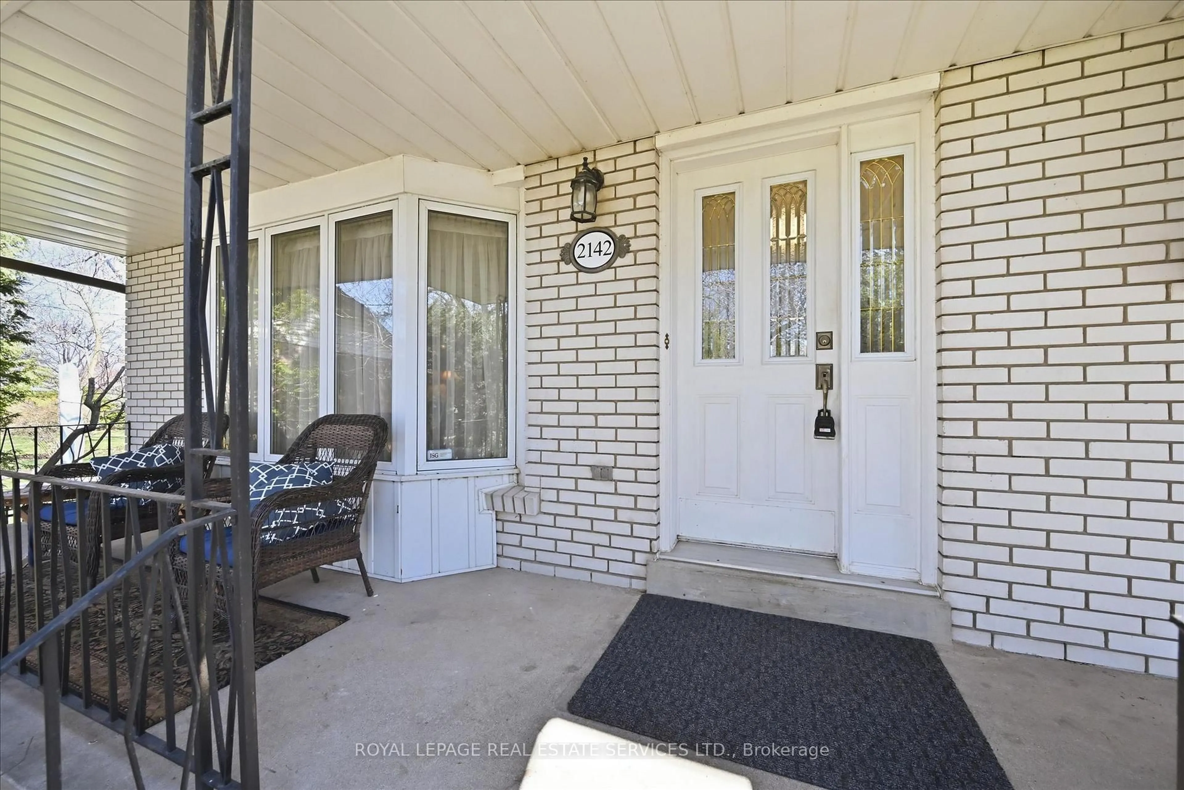 Indoor entryway for 2142 Hixon St, Oakville Ontario L6L 1T4