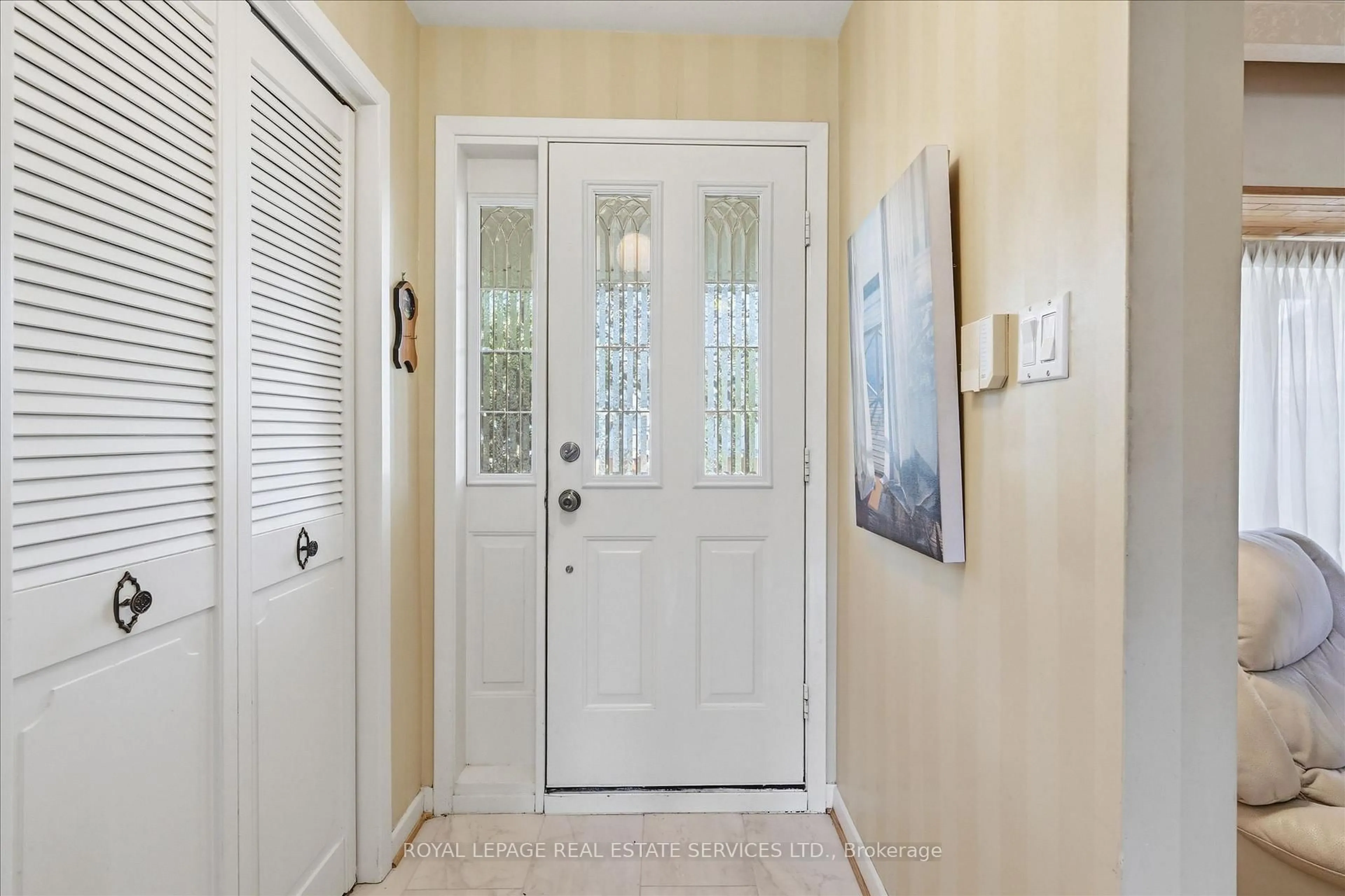 Indoor entryway for 2142 Hixon St, Oakville Ontario L6L 1T4