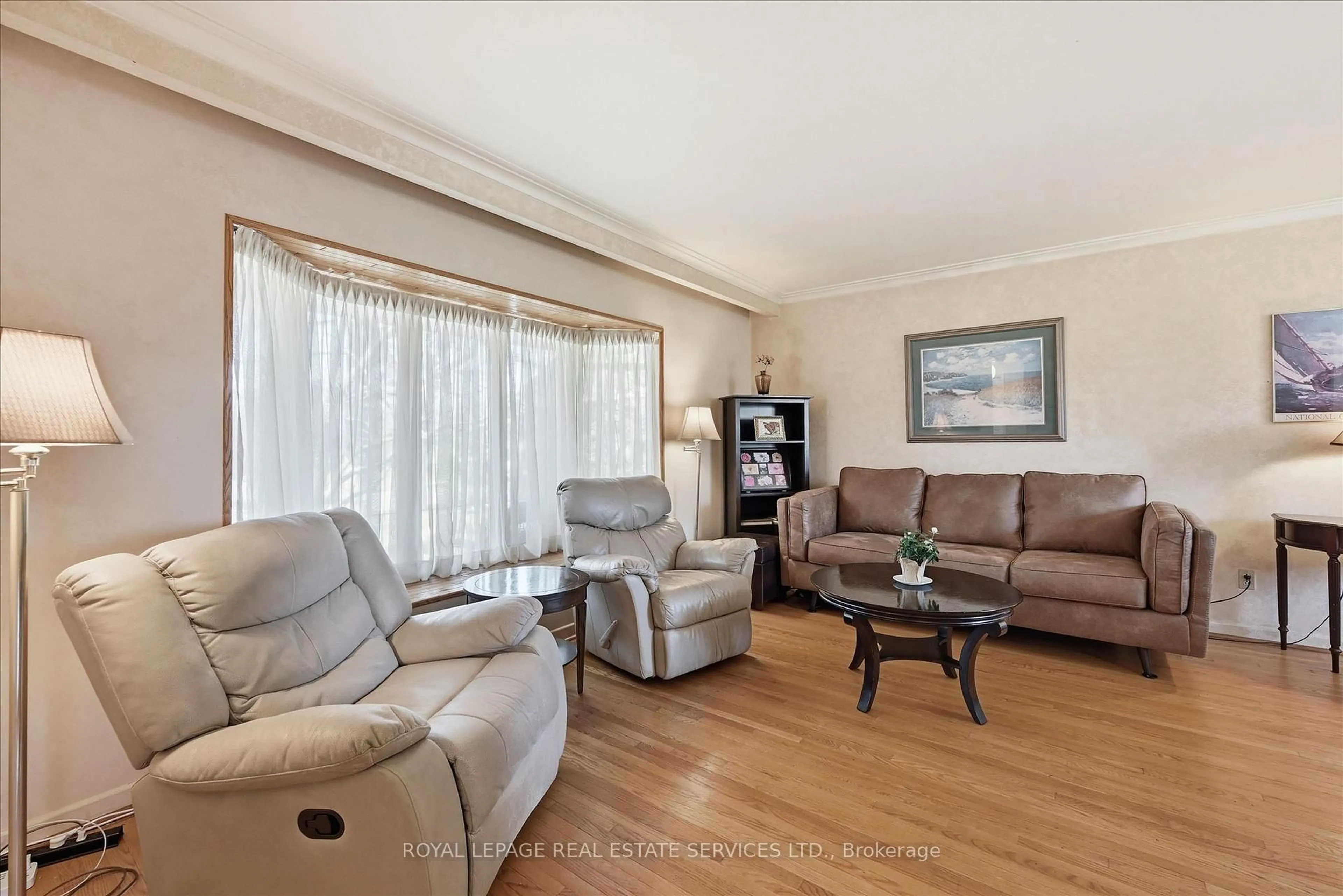 Living room with furniture, wood/laminate floor for 2142 Hixon St, Oakville Ontario L6L 1T4