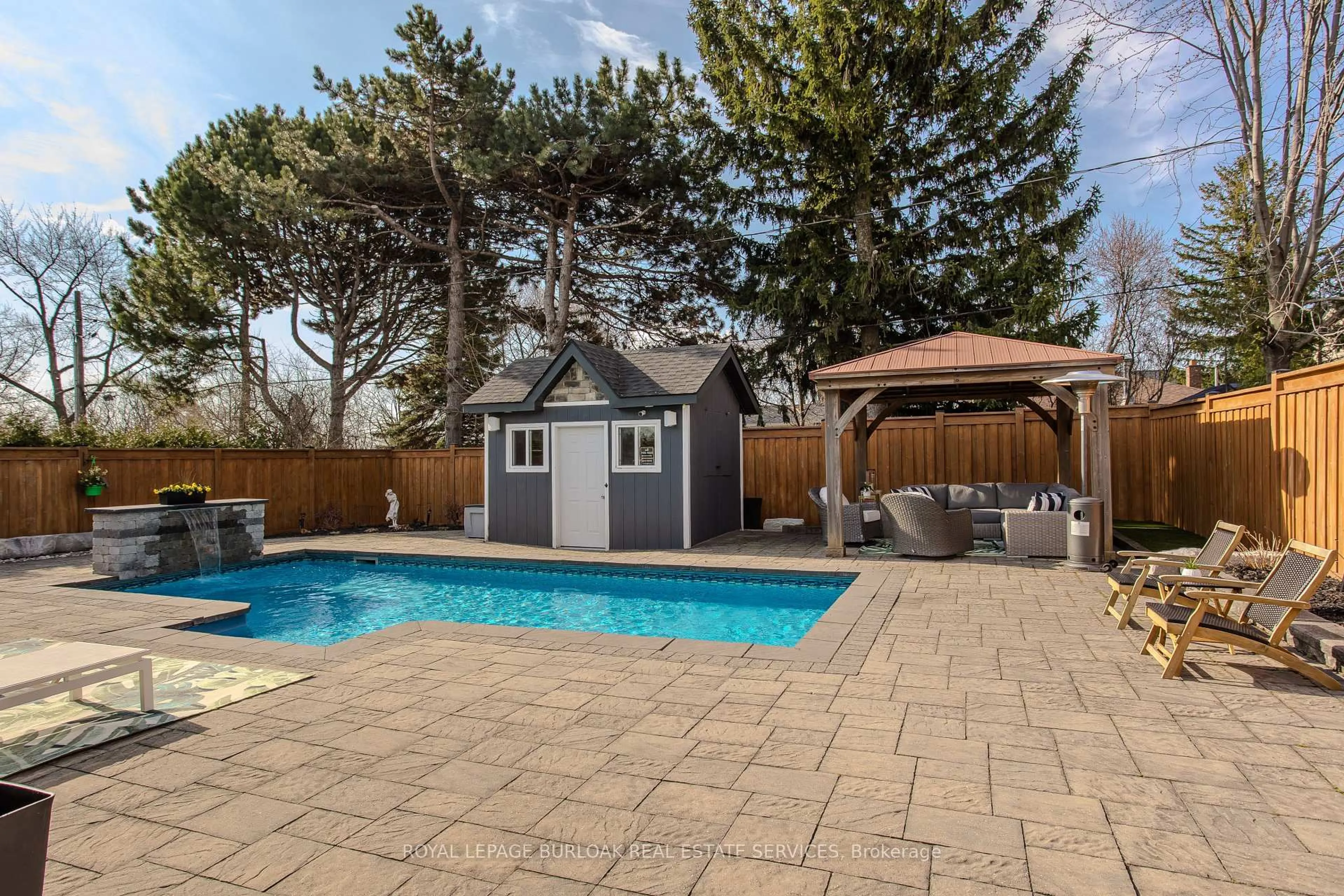 Pool for 1375 Langdale Cres, Oakville Ontario L6H 2K7