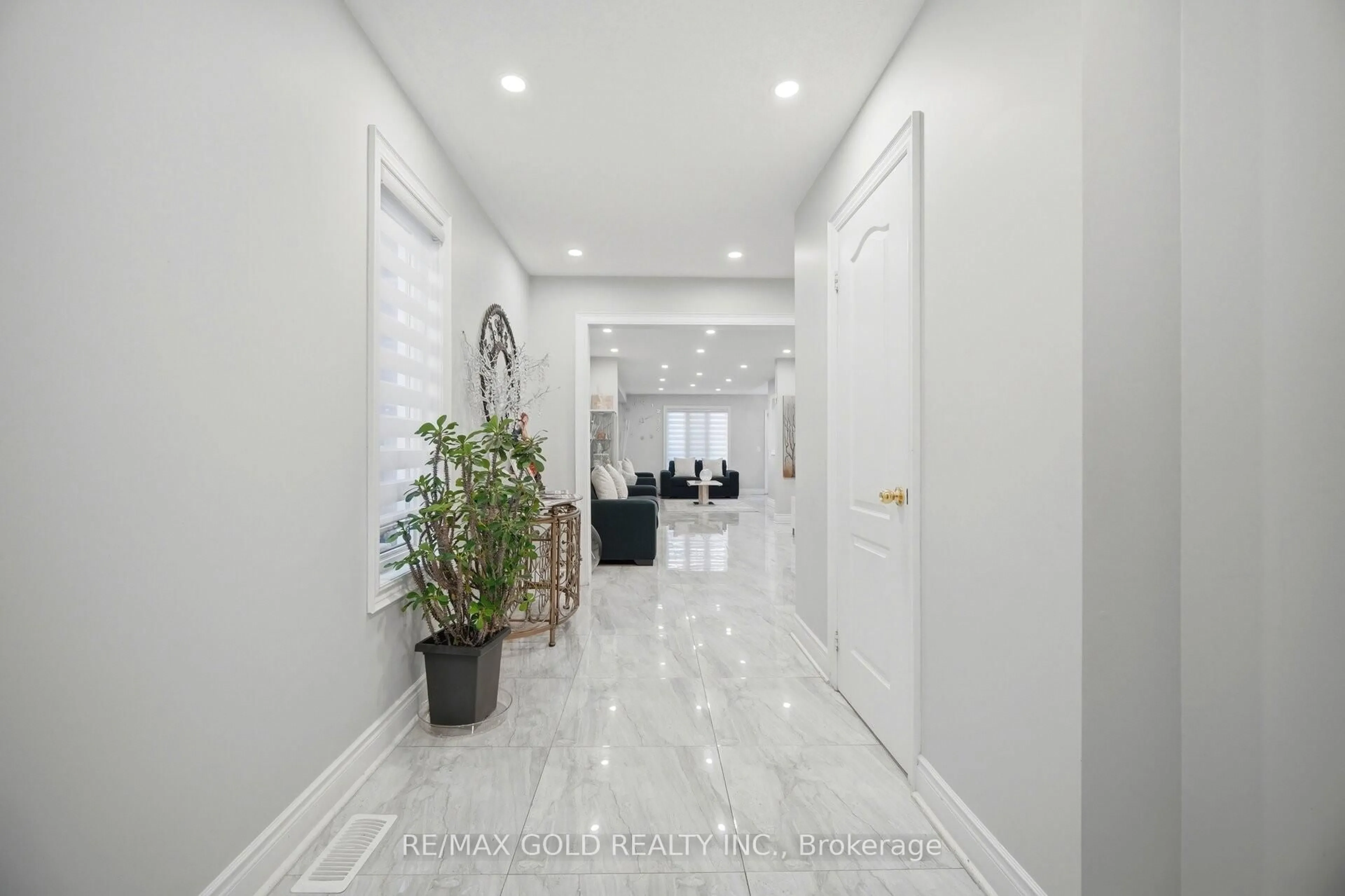 Indoor foyer for 16 Flower Tr, Brampton Ontario L6P 1P1