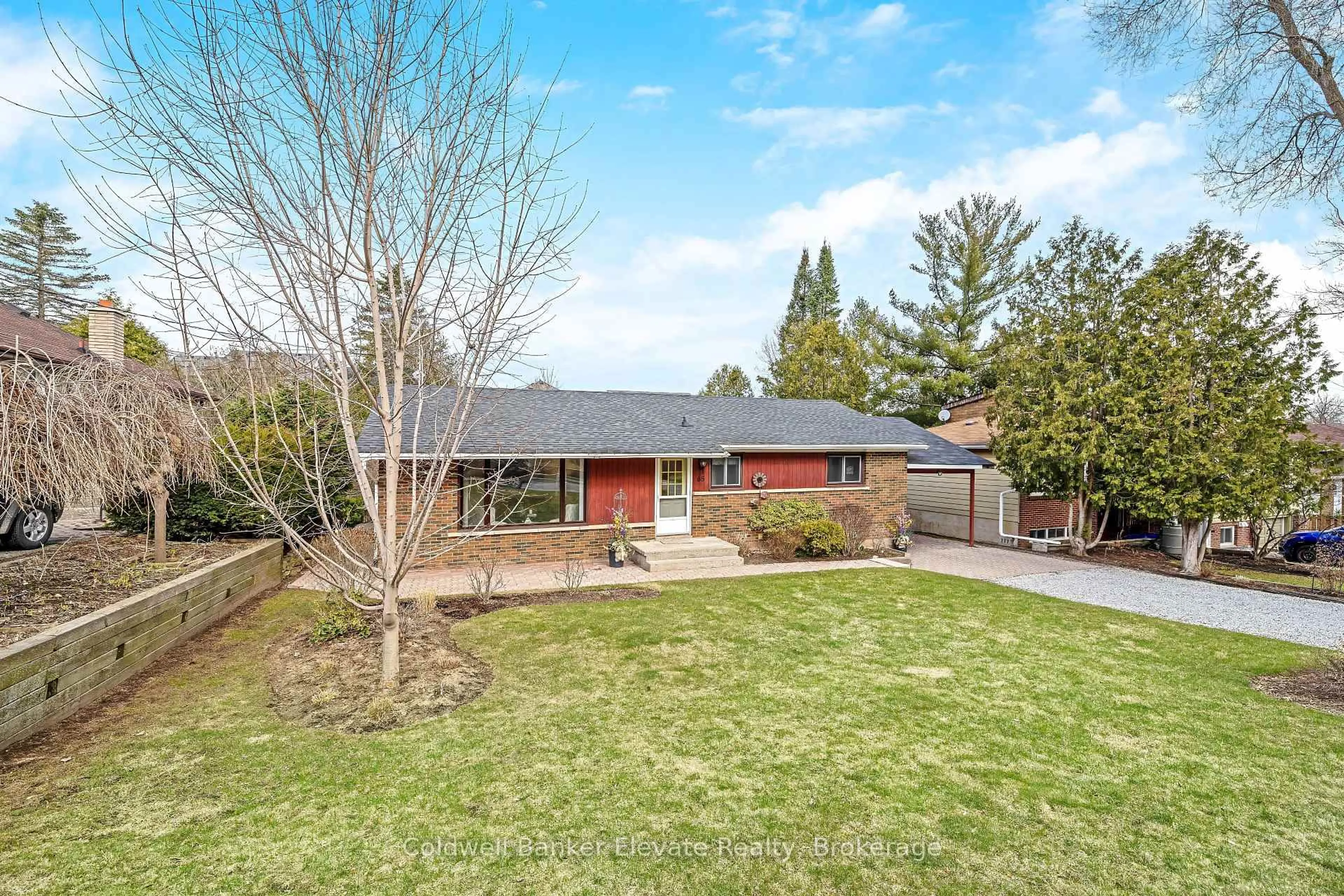 A pic from outside/outdoor area/front of a property/back of a property/a pic from drone, street for 65 John St, Halton Hills Ontario L7G 2J9