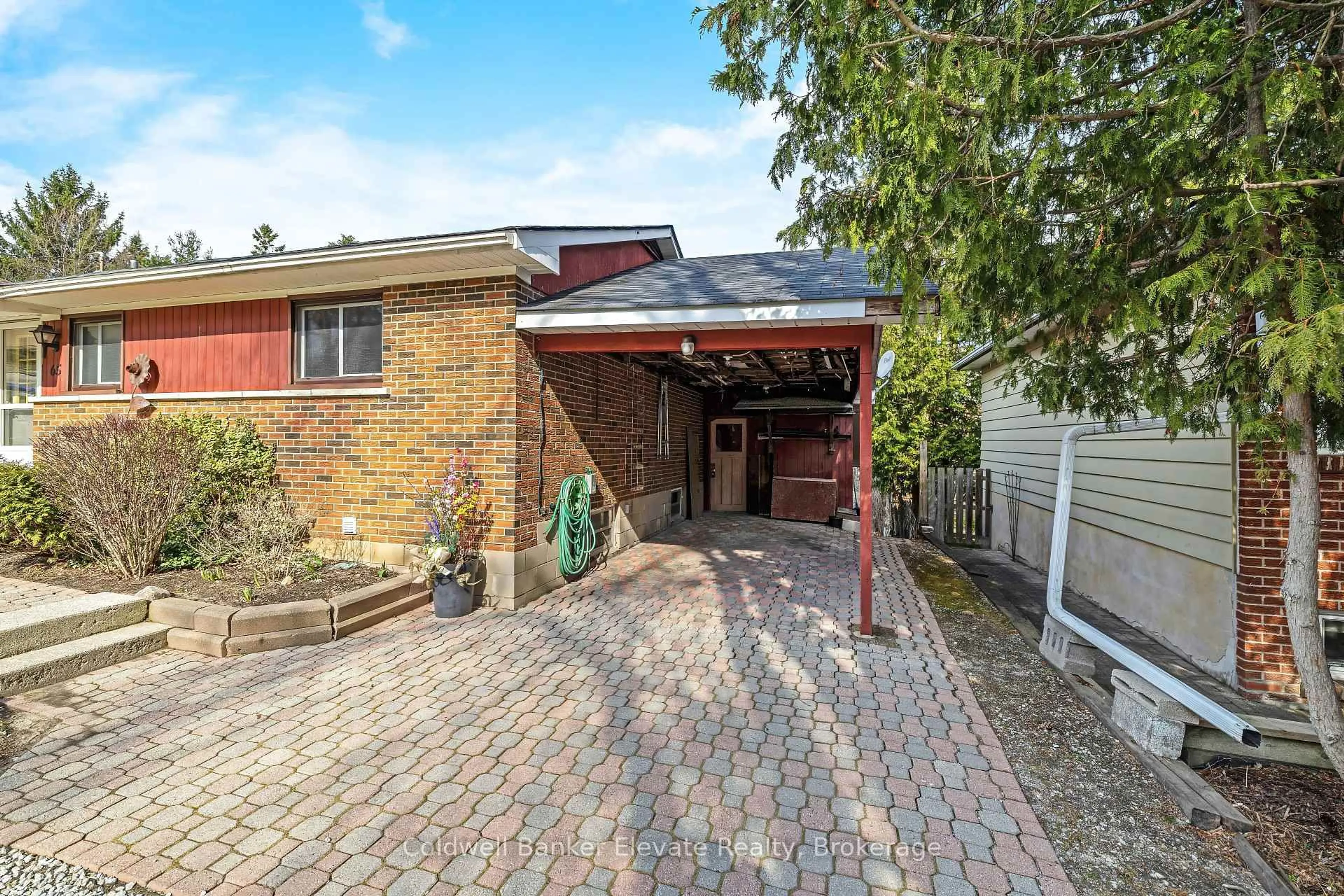 A pic from outside/outdoor area/front of a property/back of a property/a pic from drone, street for 65 John St, Halton Hills Ontario L7G 2J9