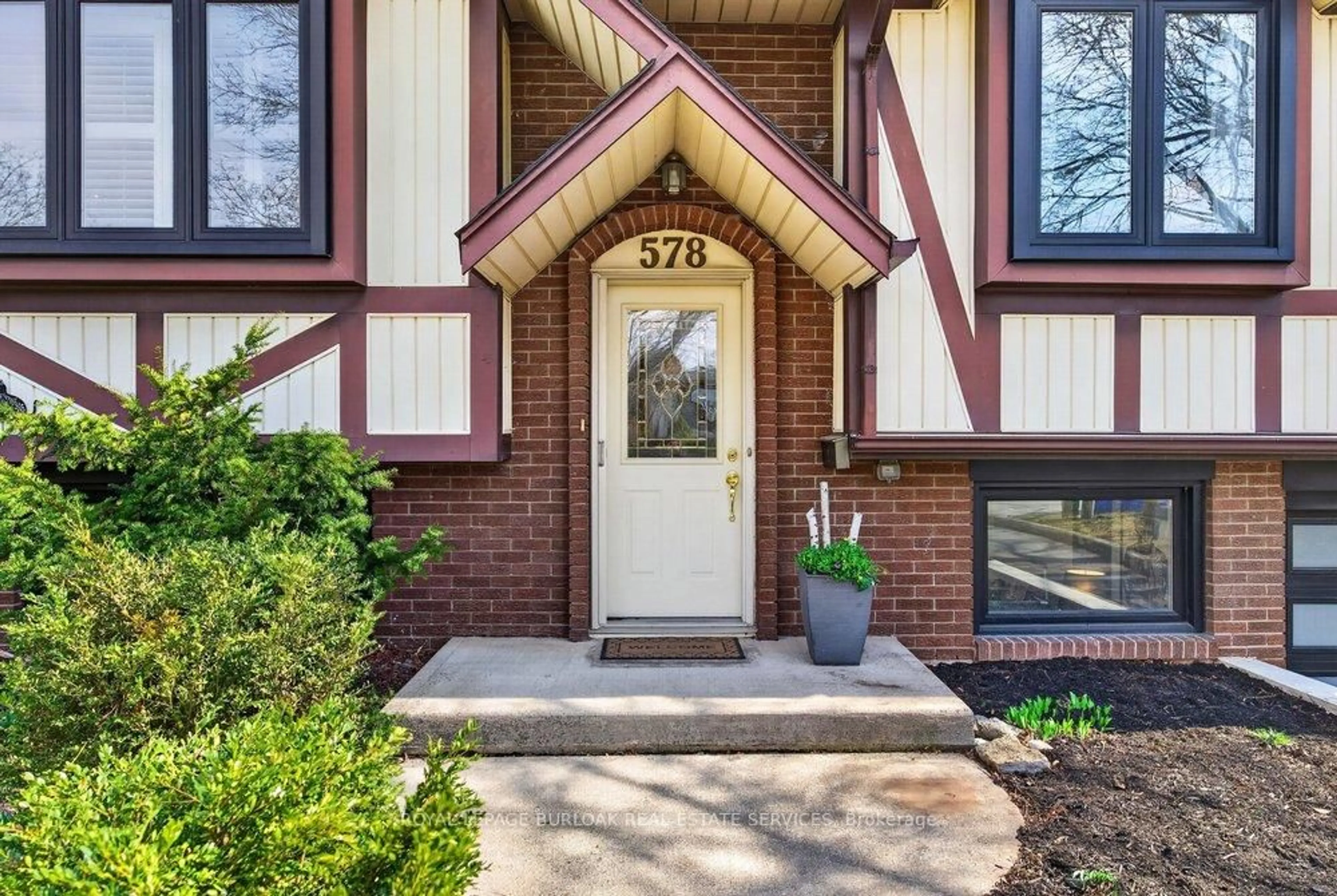 Home with brick exterior material, street for 578 Holly Hill Cres, Burlington Ontario L7L 3Z7