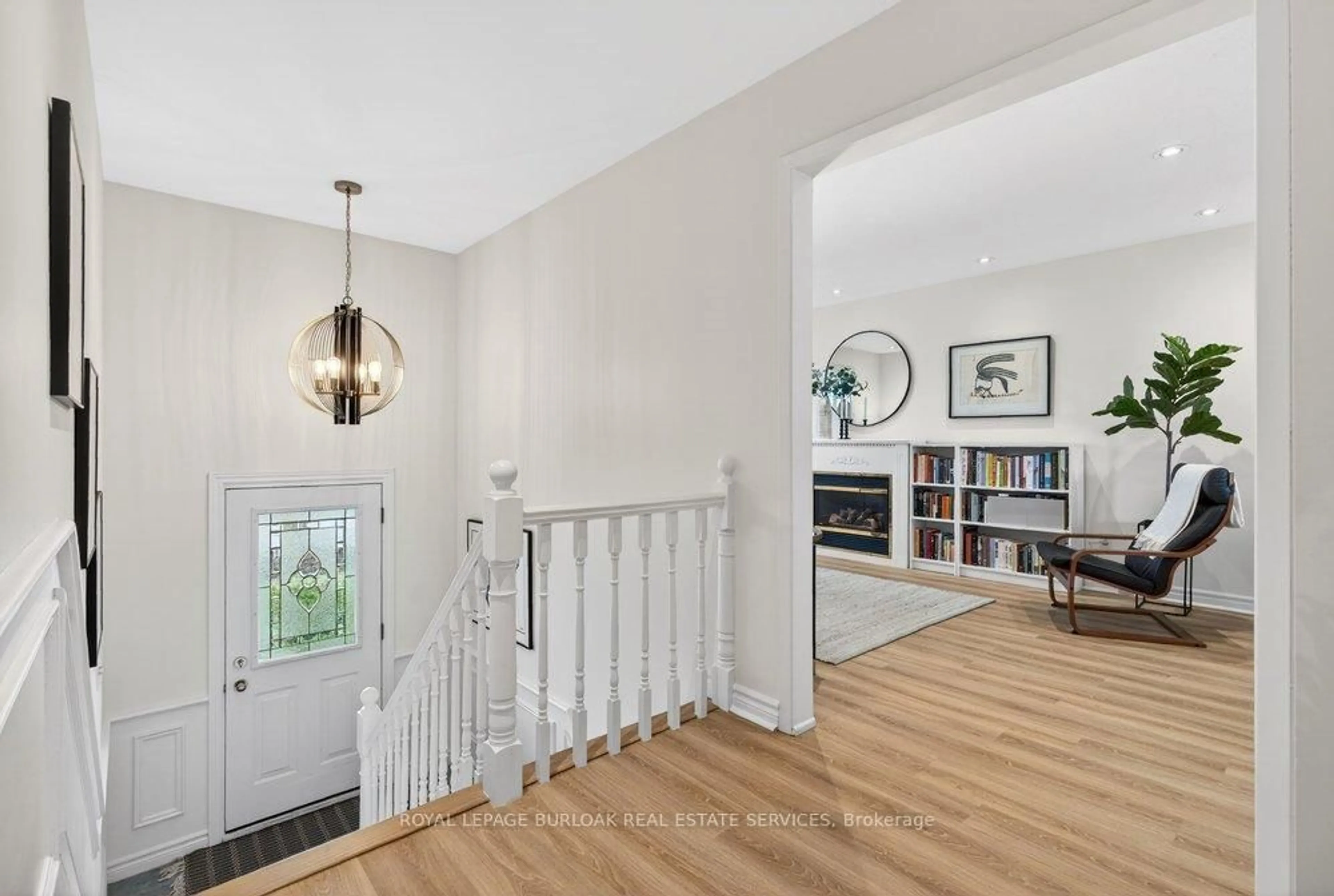 Indoor entryway for 578 Holly Hill Cres, Burlington Ontario L7L 3Z7